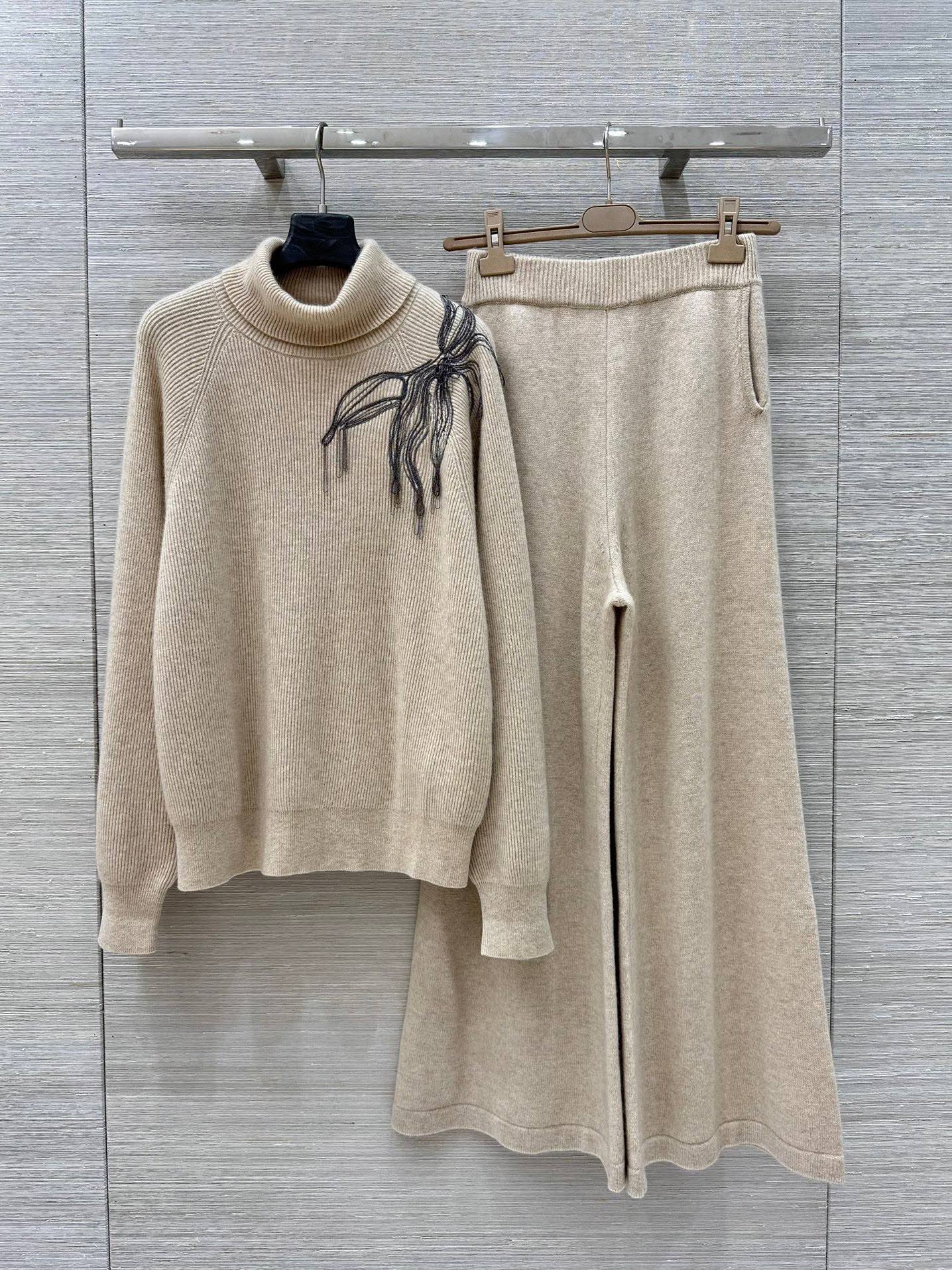 Elegant Copper Chain Decorated Wool Dress with Loose-Shouldered Style – Classic and Luxurious Fashion Choice