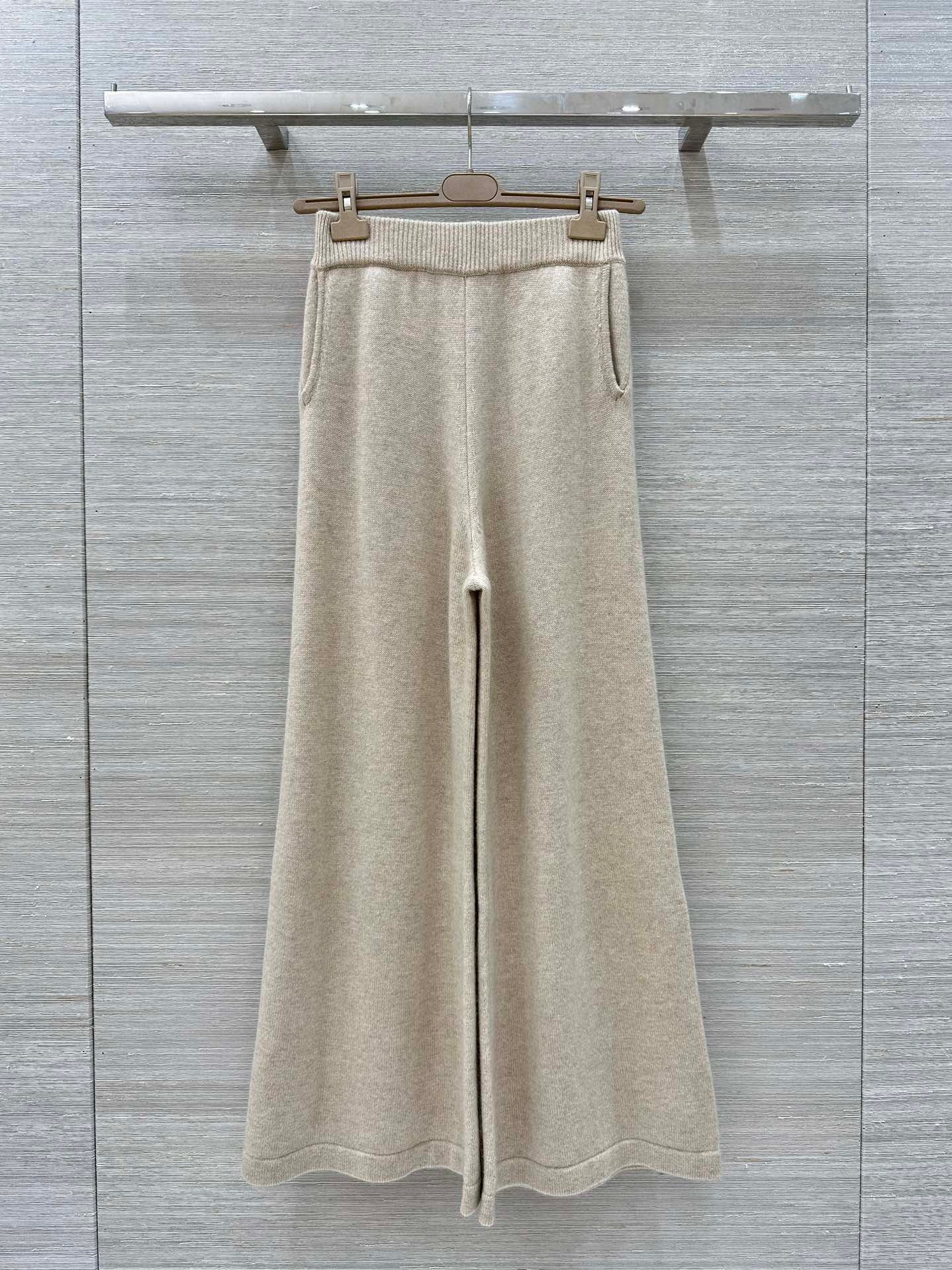 Elegant Copper Chain Decorated Wool Dress with Loose-Shouldered Style – Classic and Luxurious Fashion Choice - 图片 7