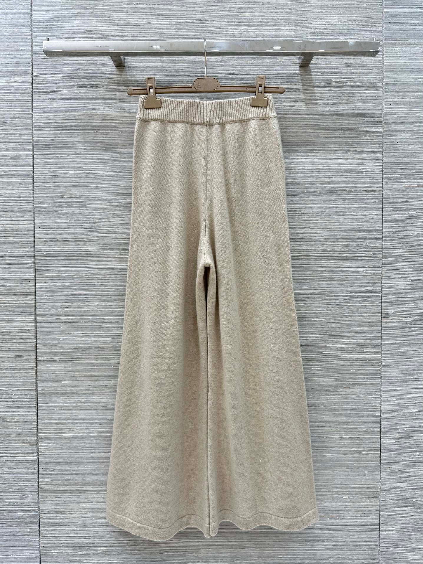 Elegant Copper Chain Decorated Wool Dress with Loose-Shouldered Style – Classic and Luxurious Fashion Choice - 图片 8