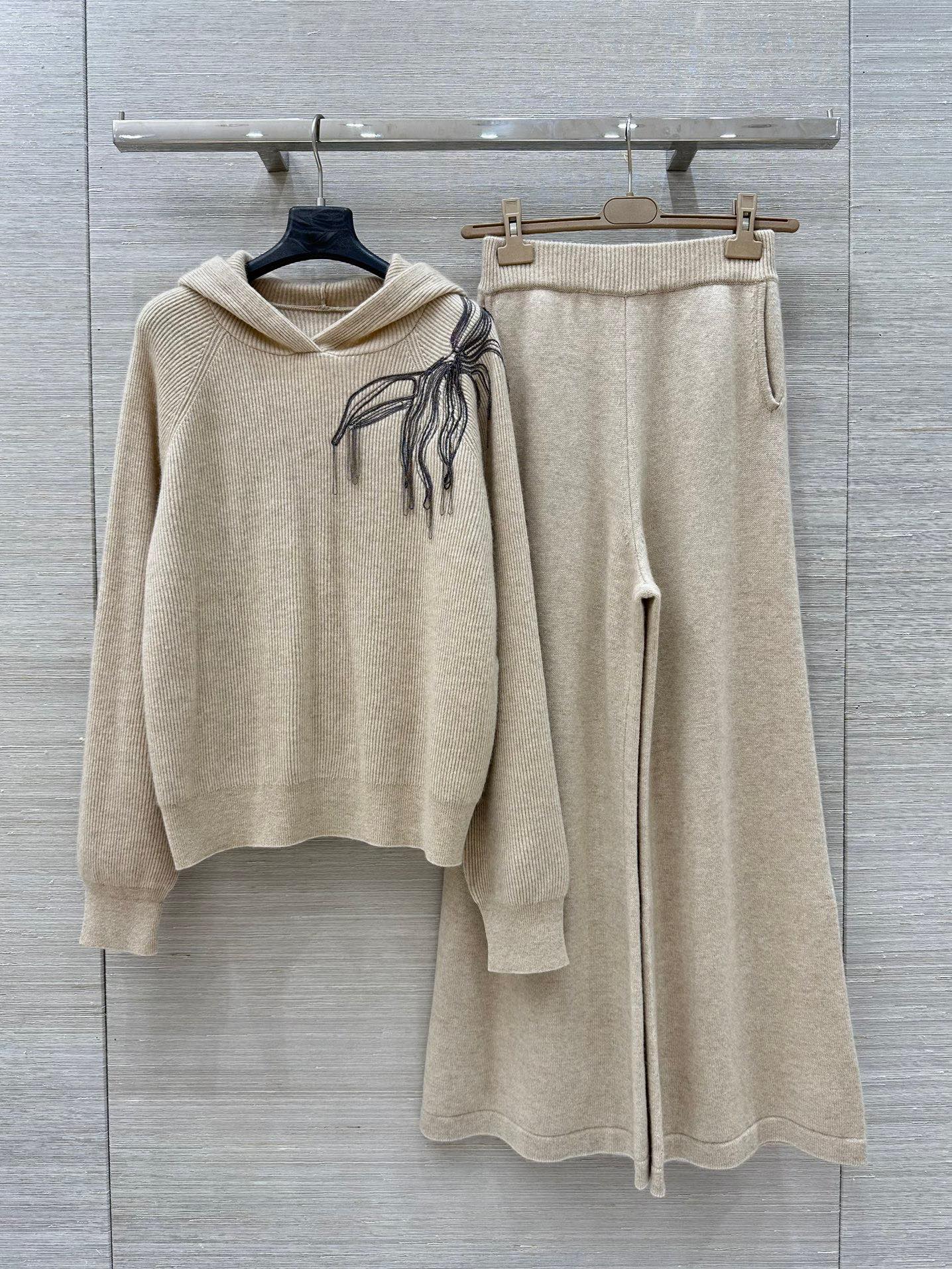 “Bad-Ass Girl’s Exclusive P1200 Wool Sweater with Copper Chain Decoration – High-End Style and Luxury”
