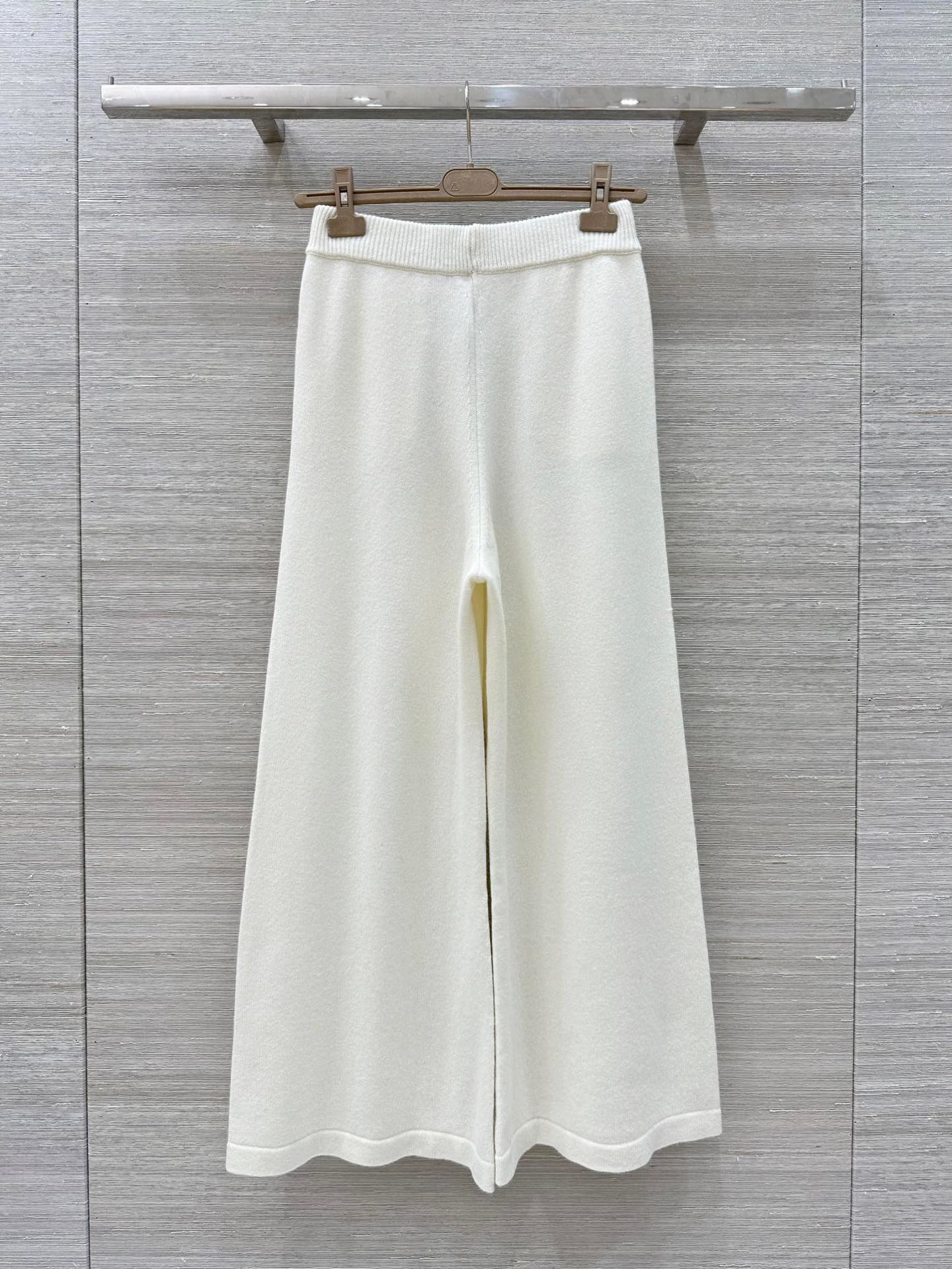“Premium Wool Sweater with Copper Chain Decoration – Classic Loose-Shouldered Style for a Bad-Ass Girl” - 图片 9