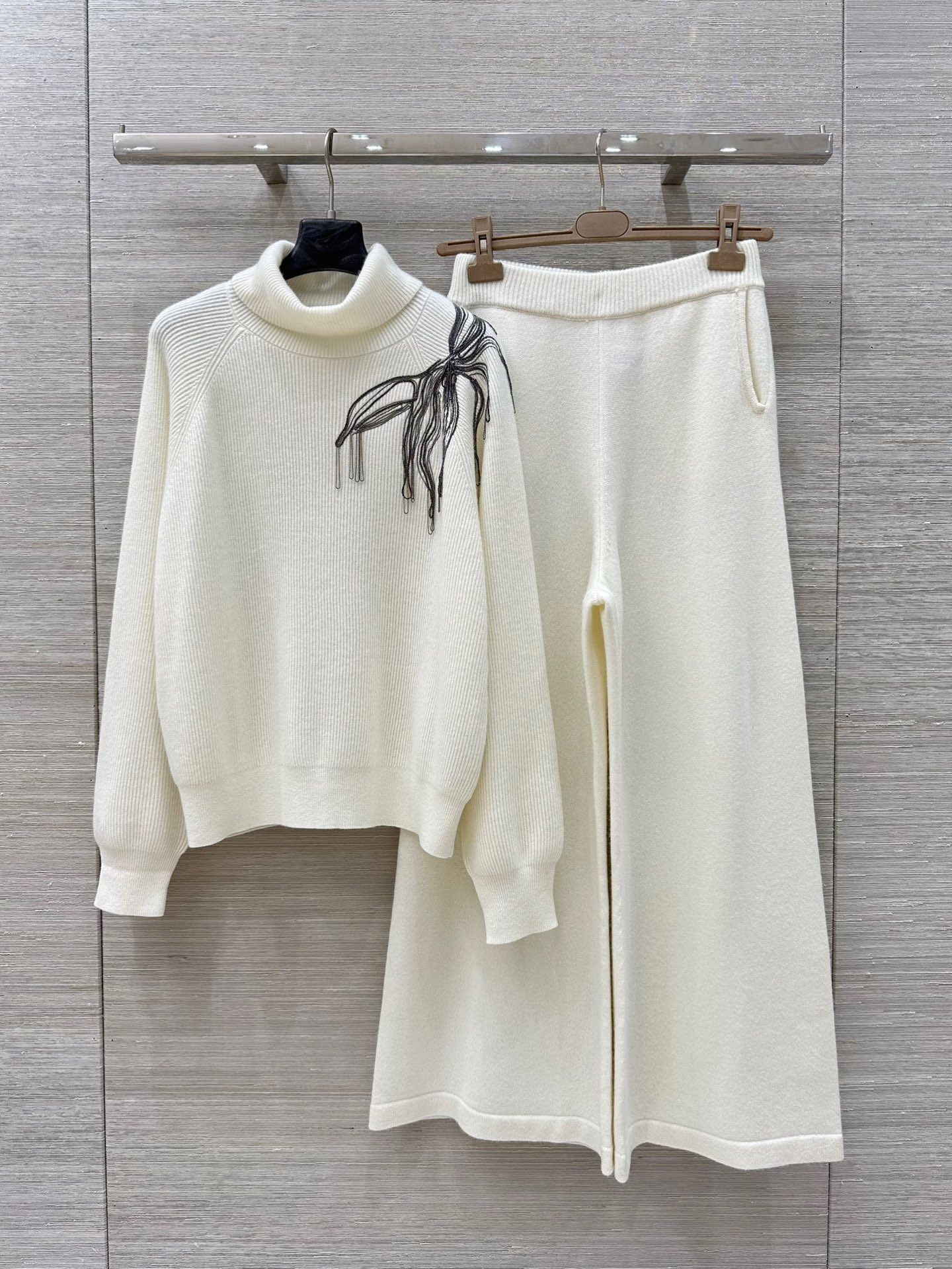 “Women’s Wool Dress with Wrapper: Elegant, Cozy, and Luxurious Style in Classic Loose-Shouldered Design”