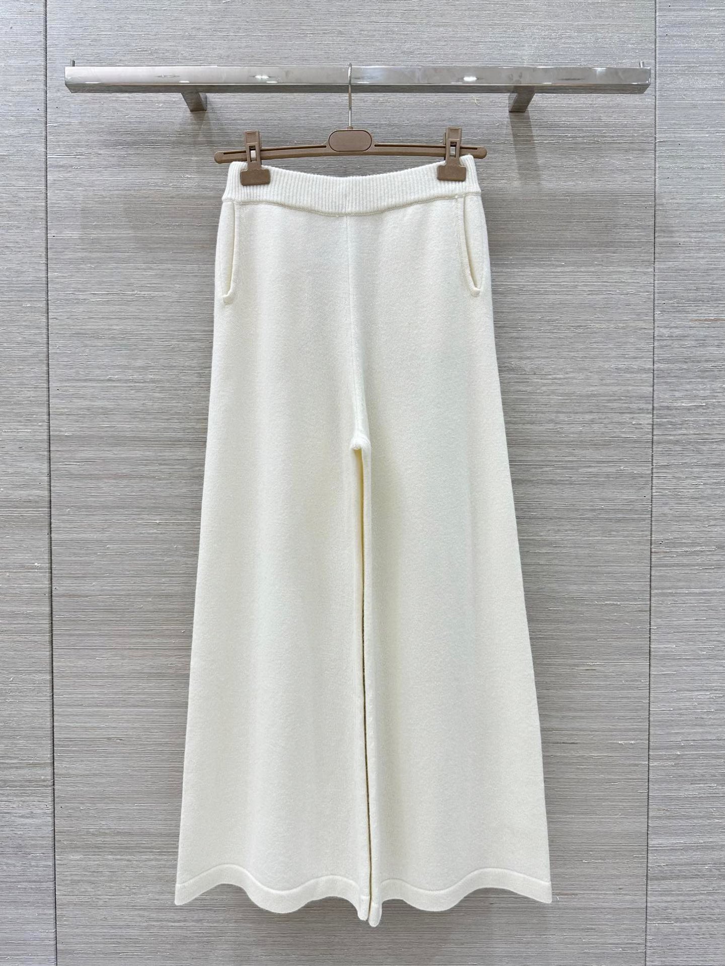 “Women’s Wool Dress with Wrapper: Elegant, Cozy, and Luxurious Style in Classic Loose-Shouldered Design” - 图片 7