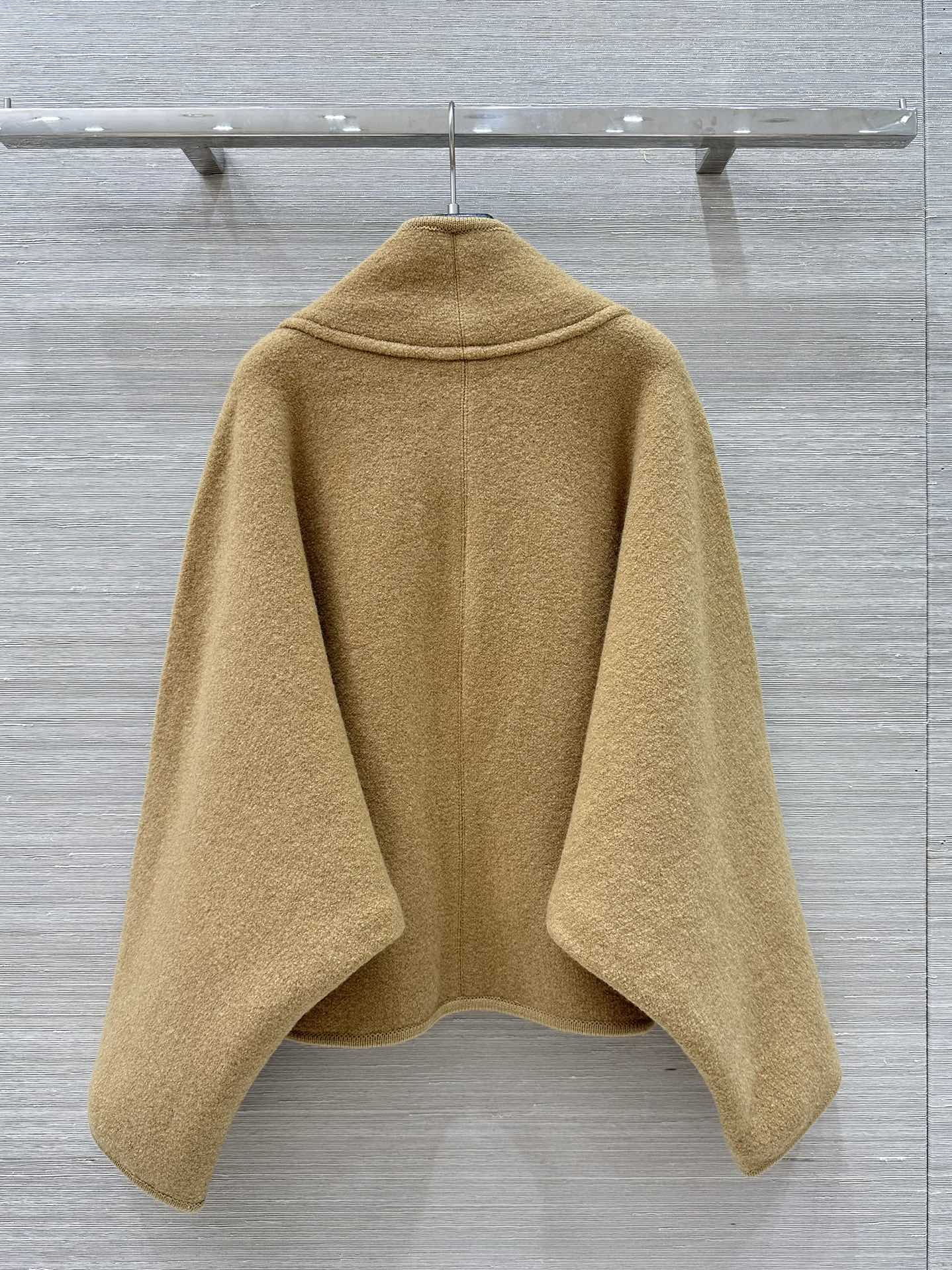 Title: P1416 Women’s Suit: High-Quality Package for Autumn/Winter Collection Summary: P1416 suit for women, age 25, features twisted wool, simple collars, - 图片 9