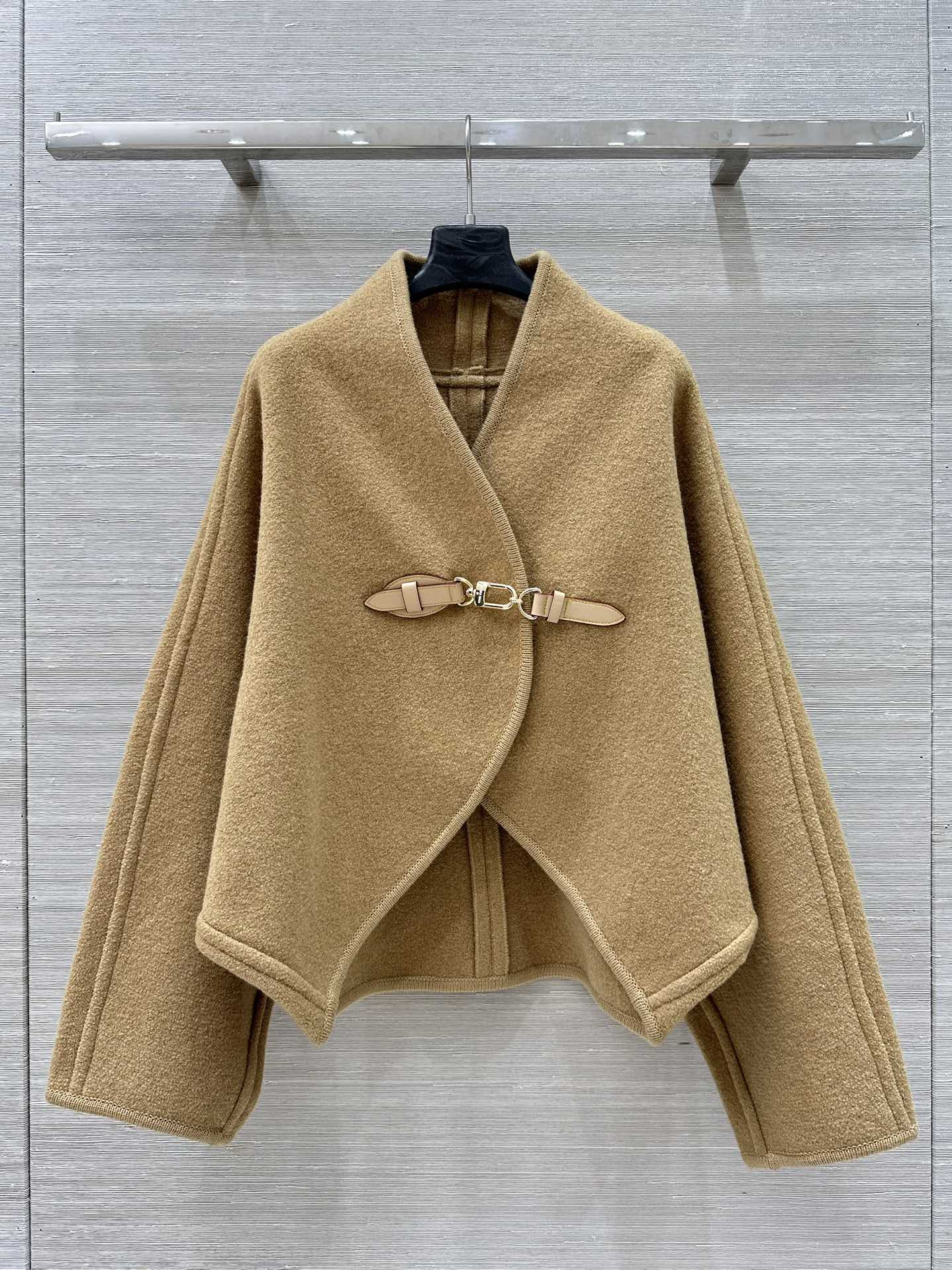 Title: P1416 Women’s Suit: High-Quality Package for Autumn/Winter Collection Summary: P1416 suit for women, age 25, features twisted wool, simple collars, - 图片 1