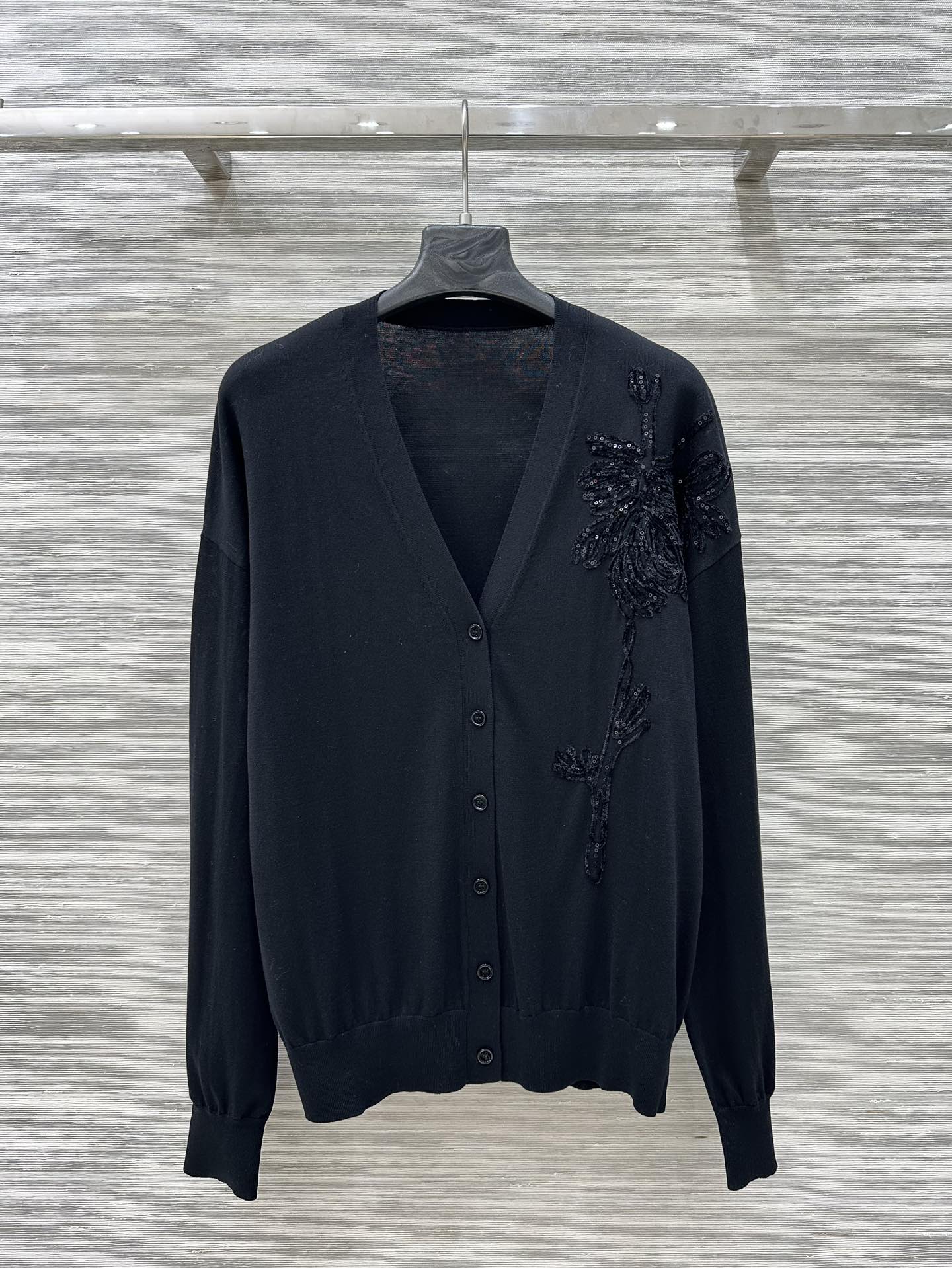“Vintage Silk Dress: Stylish One-Size-Fits-All Design for 25 Autumn Winters”