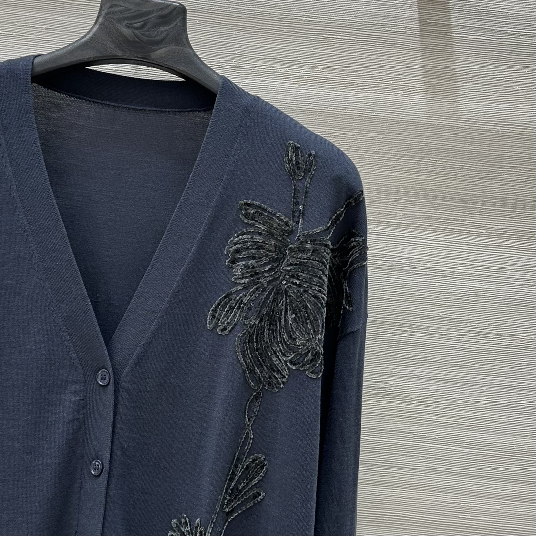 “P648 Silk Dress: Old Money Style, Luxurious Design, V-Collar Version, Three-Colored, Three-Yard Quality” - 图片 4