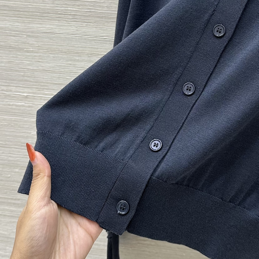 “P648 Silk Dress: Old Money Style, Luxurious Design, V-Collar Version, Three-Colored, Three-Yard Quality” - 图片 7