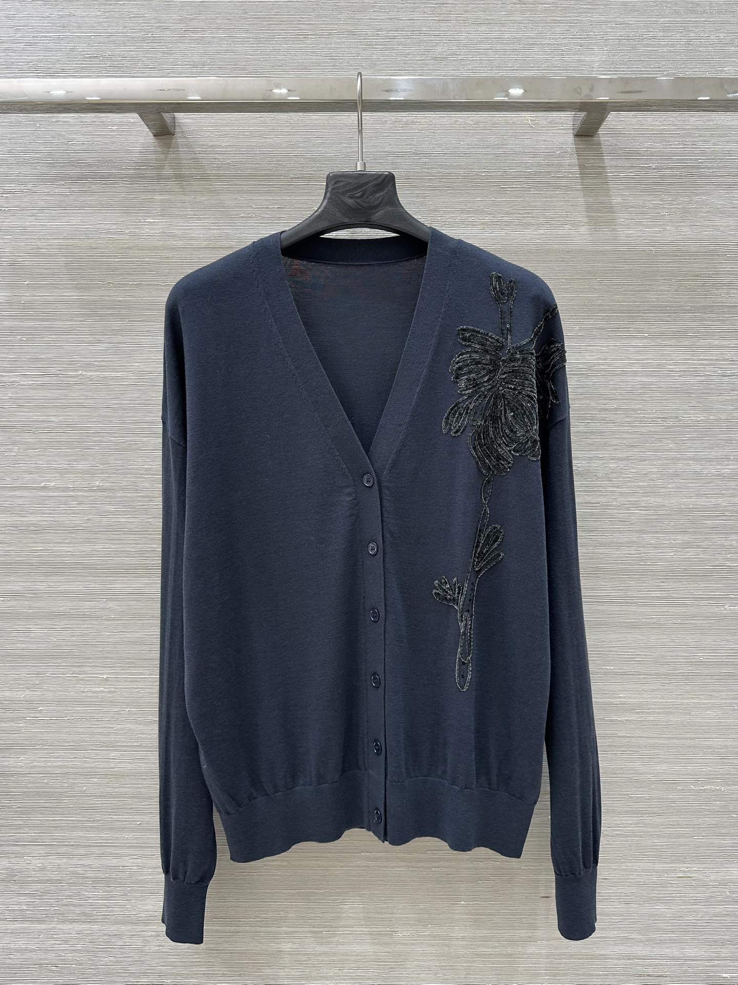 “P648 Silk Dress: Old Money Style, Luxurious Design, V-Collar Version, Three-Colored, Three-Yard Quality”
