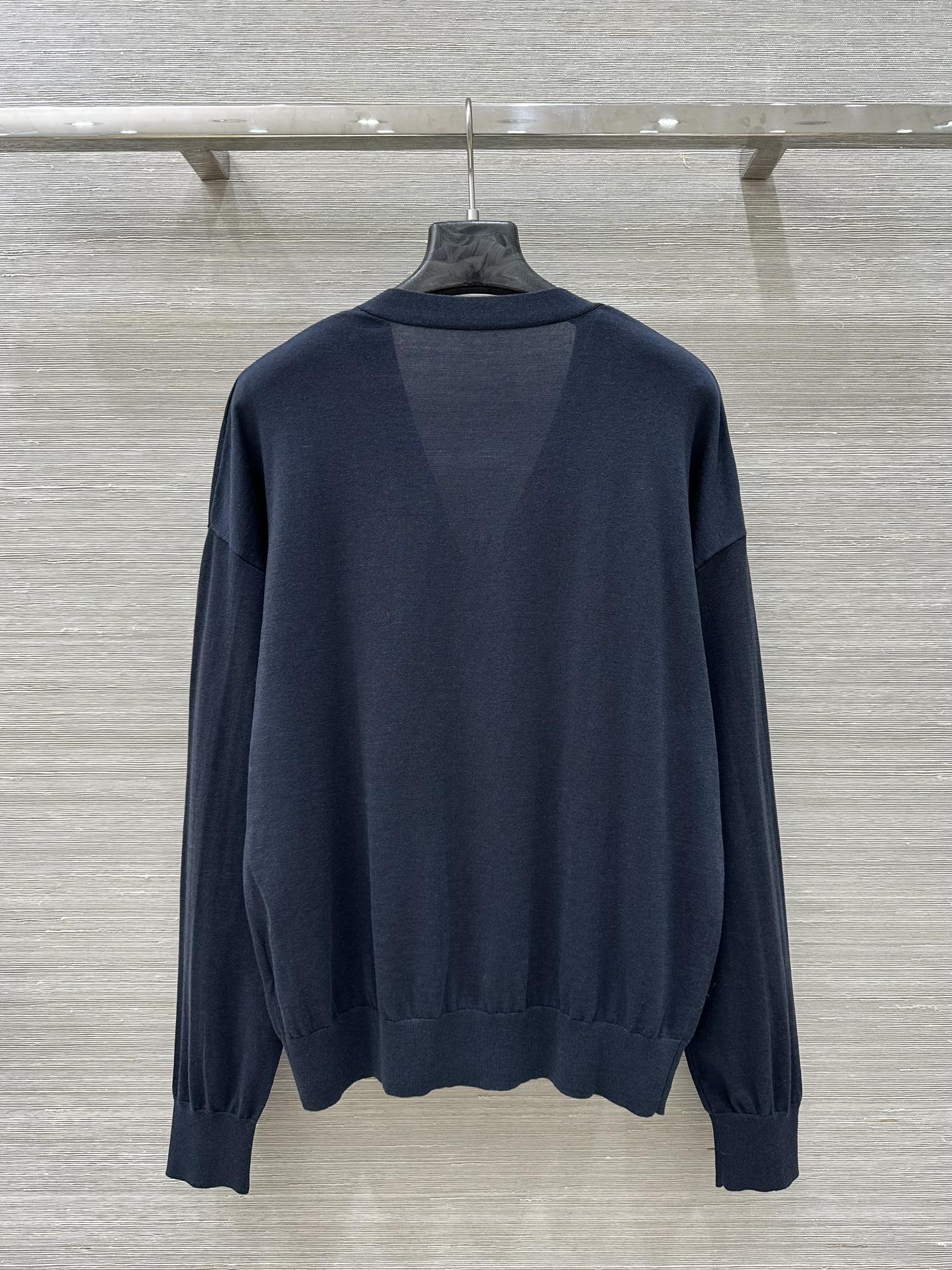 “P648 Silk Dress: Old Money Style, Luxurious Design, V-Collar Version, Three-Colored, Three-Yard Quality” - 图片 9