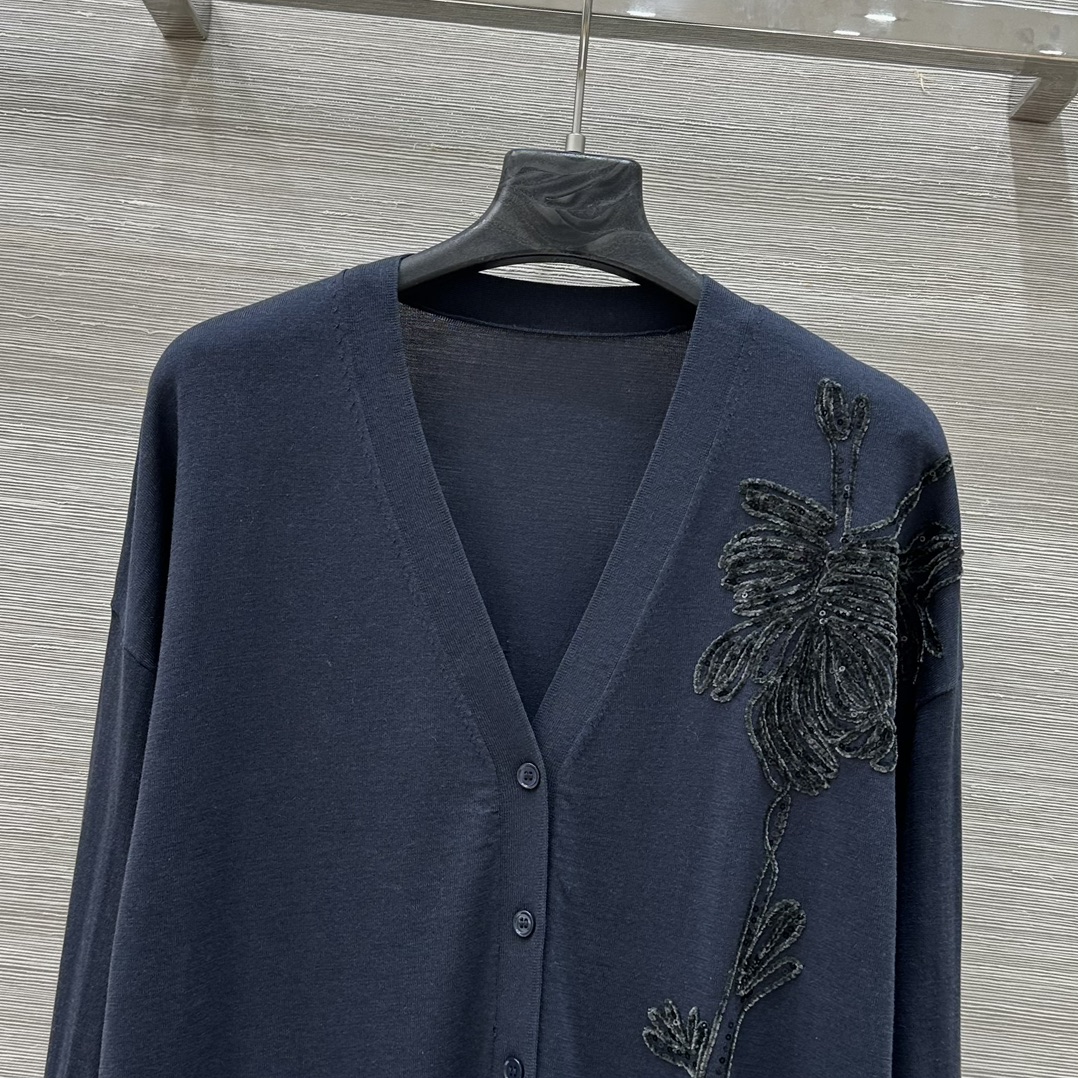 “P648 Silk Dress: Old Money Style, Luxurious Design, V-Collar Version, Three-Colored, Three-Yard Quality” - 图片 2