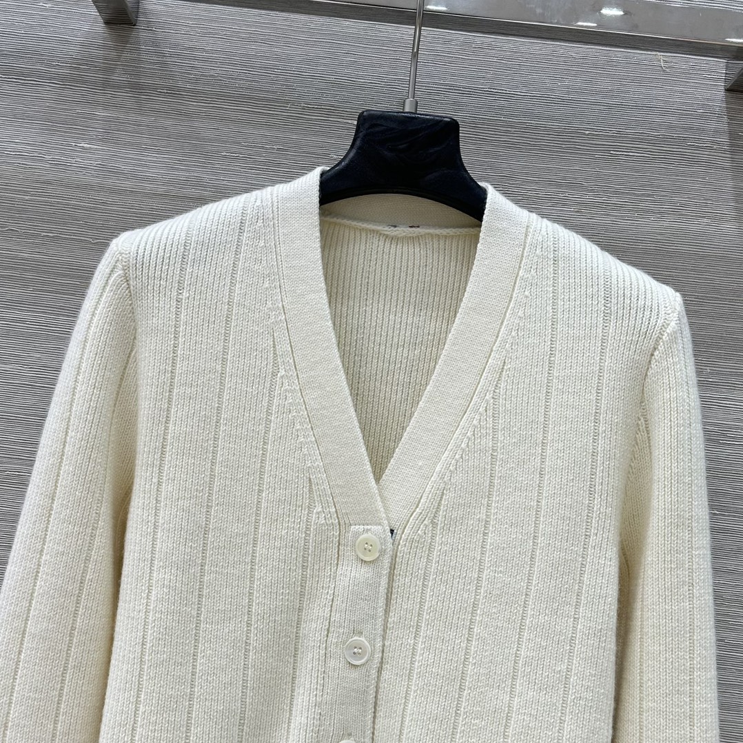 Title: High-End Women’s Suit with British Style Knitting and Wool Bar Needle Stripes Summary: Premium women’s suit with British design, wool bar needle stripes, V-neck style, and - 图片 2