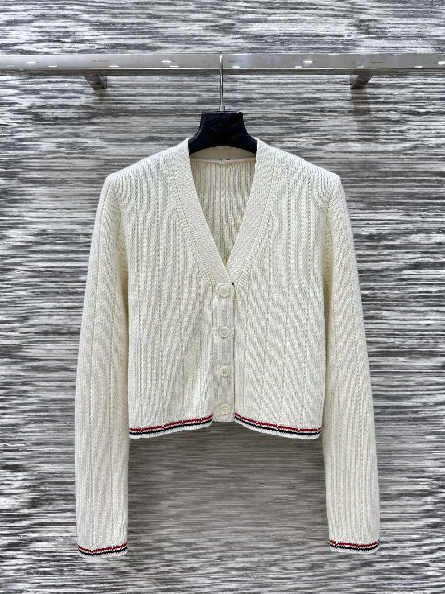 Title: High-End Women’s Suit with British Style Knitting and Wool Bar Needle Stripes Summary: Premium women’s suit with British design, wool bar needle stripes, V-neck style, and - 图片 1