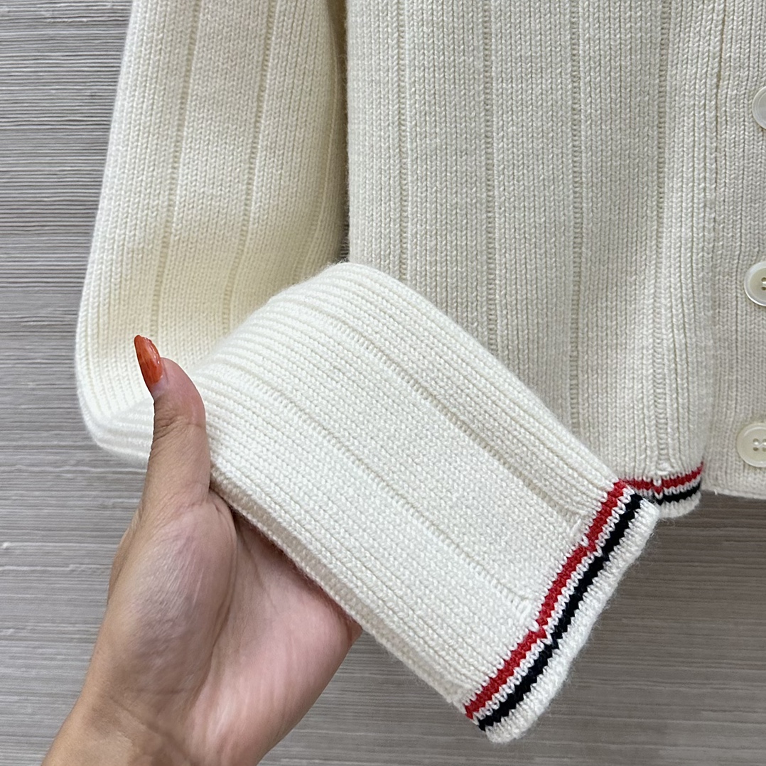Title: High-End Women’s Suit with British Style Knitting and Wool Bar Needle Stripes Summary: Premium women’s suit with British design, wool bar needle stripes, V-neck style, and - 图片 5