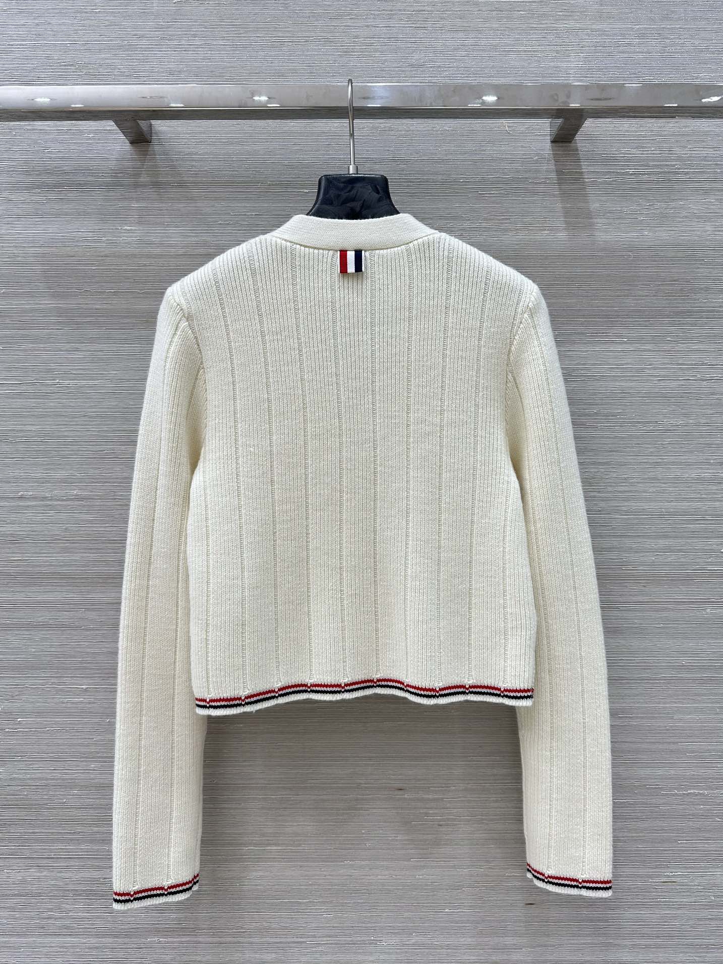 Title: High-End Women’s Suit with British Style Knitting and Wool Bar Needle Stripes Summary: Premium women’s suit with British design, wool bar needle stripes, V-neck style, and - 图片 8