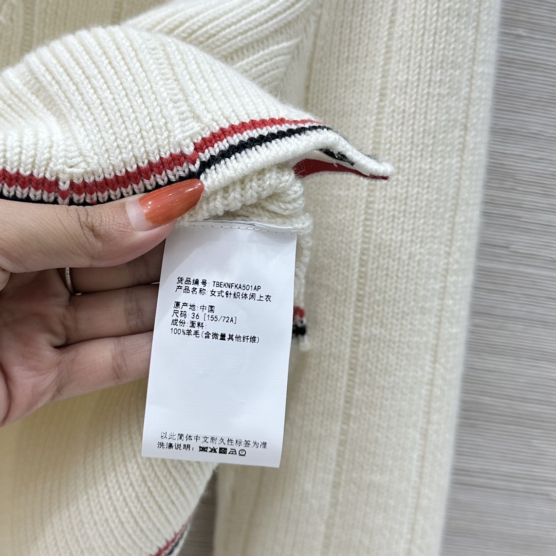Title: High-End Women’s Suit with British Style Knitting and Wool Bar Needle Stripes Summary: Premium women’s suit with British design, wool bar needle stripes, V-neck style, and - 图片 7
