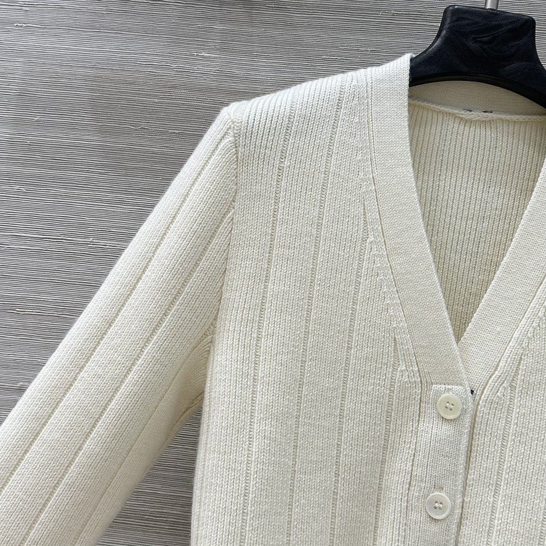 Title: High-End Women’s Suit with British Style Knitting and Wool Bar Needle Stripes Summary: Premium women’s suit with British design, wool bar needle stripes, V-neck style, and - 图片 4
