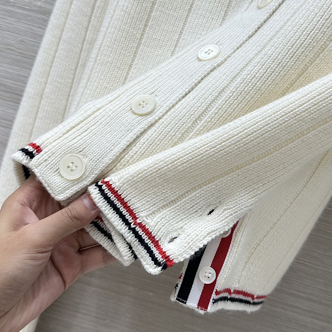 Title: High-End Women’s Suit with British Style Knitting and Wool Bar Needle Stripes Summary: Premium women’s suit with British design, wool bar needle stripes, V-neck style, and - 图片 6