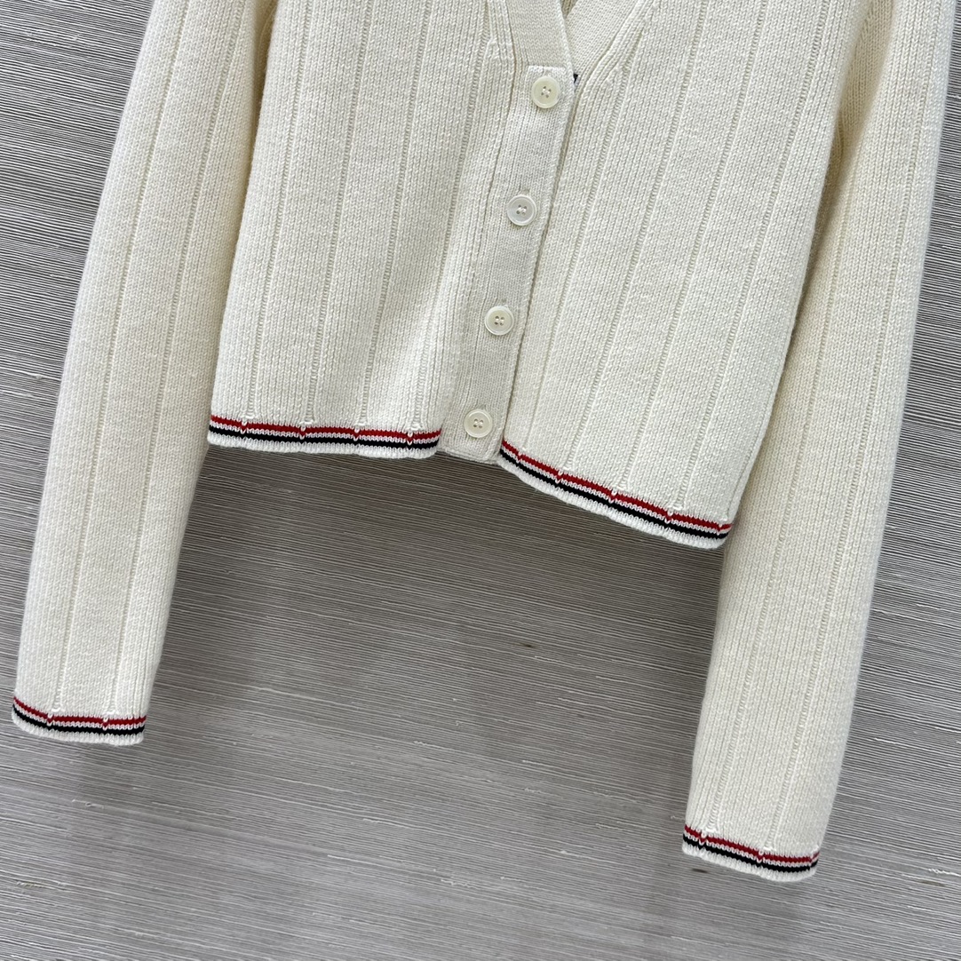 Title: High-End Women’s Suit with British Style Knitting and Wool Bar Needle Stripes Summary: Premium women’s suit with British design, wool bar needle stripes, V-neck style, and - 图片 3