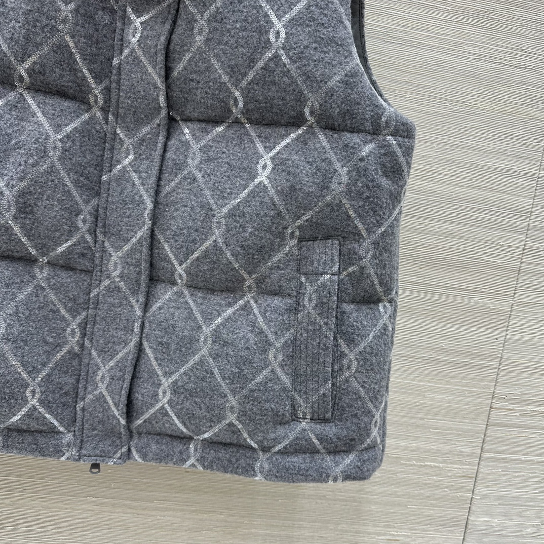 Title: P1464 Women’s Velvet Vest with Diamond Yarn Embroidery – Fall Winter Collection Summary: One-size-fits-all woman’s vest with luxurious velvet, diamond yarn embroidery, and high - 图片 6