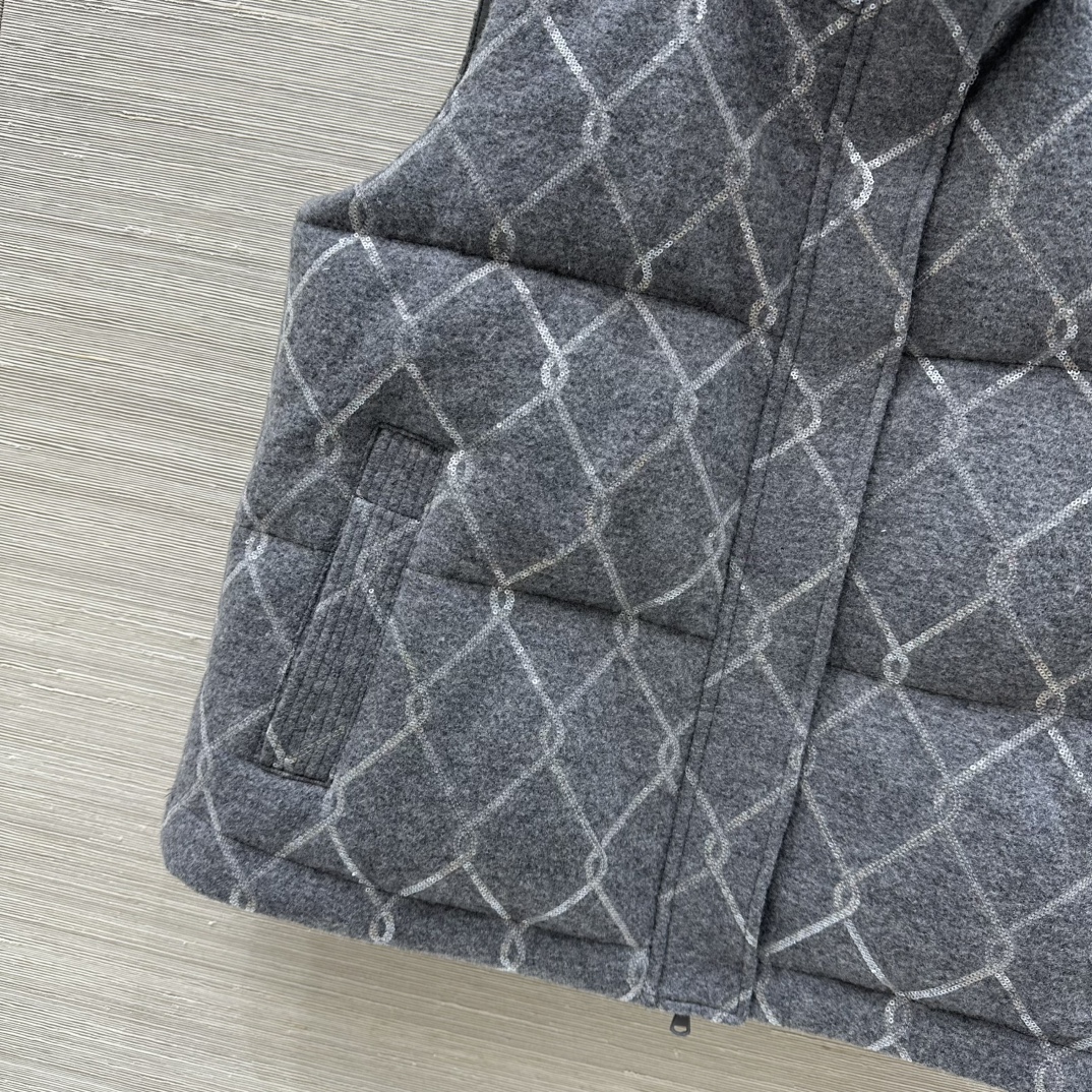 Title: P1464 Women’s Velvet Vest with Diamond Yarn Embroidery – Fall Winter Collection Summary: One-size-fits-all woman’s vest with luxurious velvet, diamond yarn embroidery, and high - 图片 5