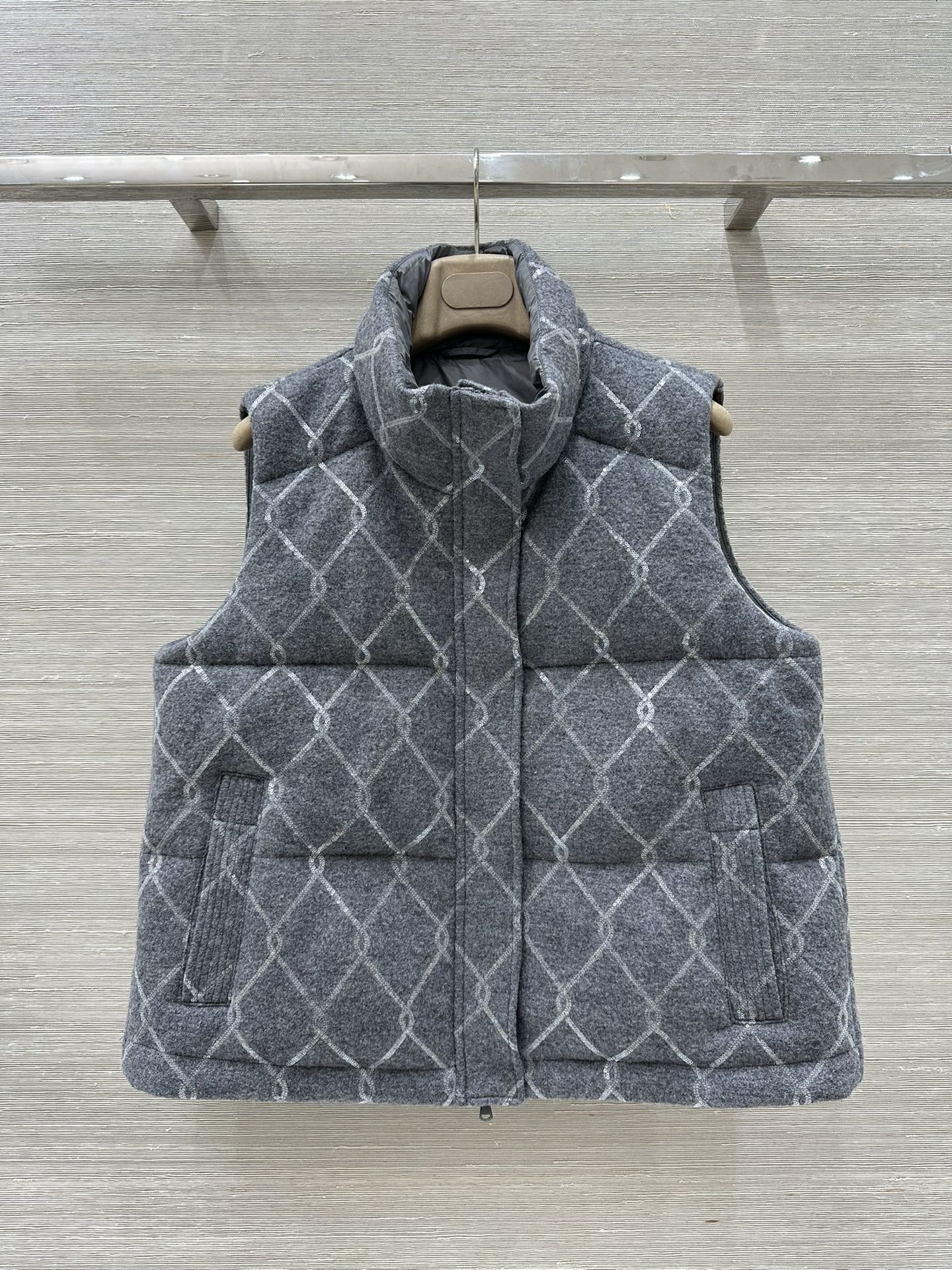 Title: P1464 Women’s Velvet Vest with Diamond Yarn Embroidery – Fall Winter Collection Summary: One-size-fits-all woman’s vest with luxurious velvet, diamond yarn embroidery, and high