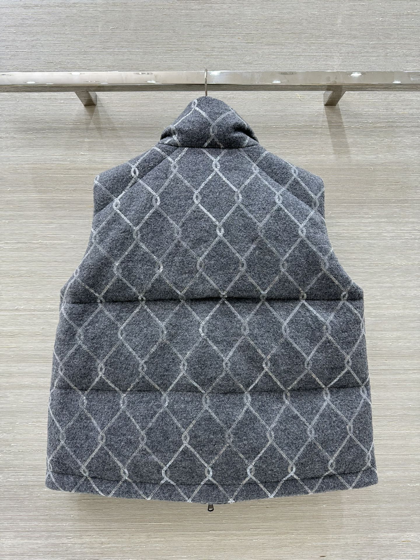 Title: P1464 Women’s Velvet Vest with Diamond Yarn Embroidery – Fall Winter Collection Summary: One-size-fits-all woman’s vest with luxurious velvet, diamond yarn embroidery, and high - 图片 9