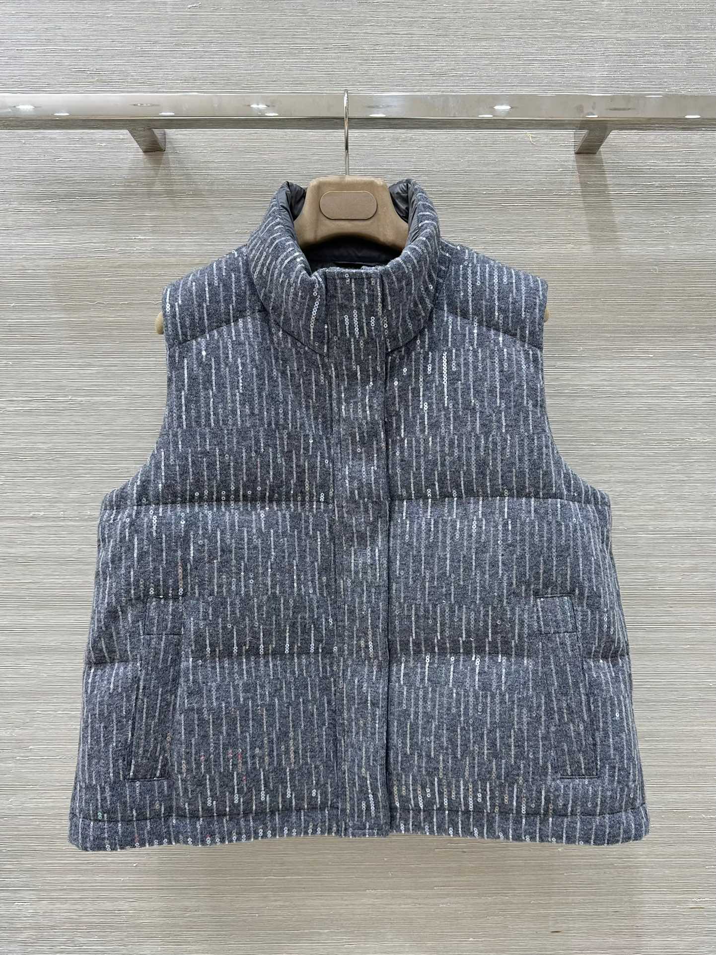 Luxurious Fall/Winter Collection: Velvet Vests with Diamond Yarn Embroidery - 图片 1