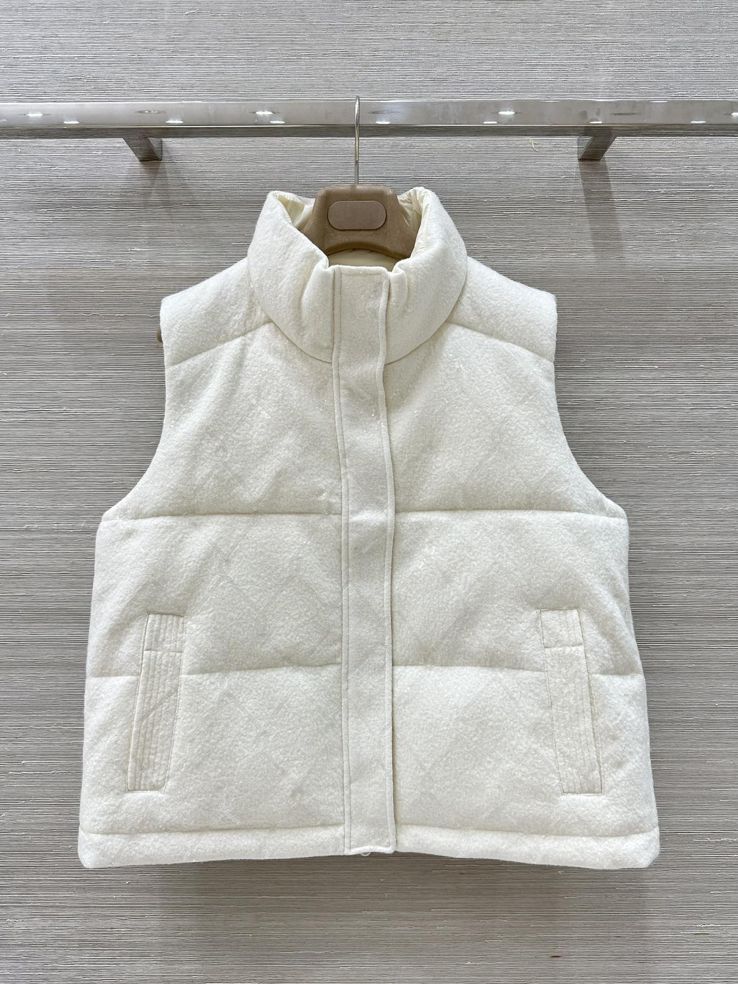 “High-Quality Velvet Vest with Diamond Yarn Embroidery for Fall/Winter 25 Collection” - 图片 1