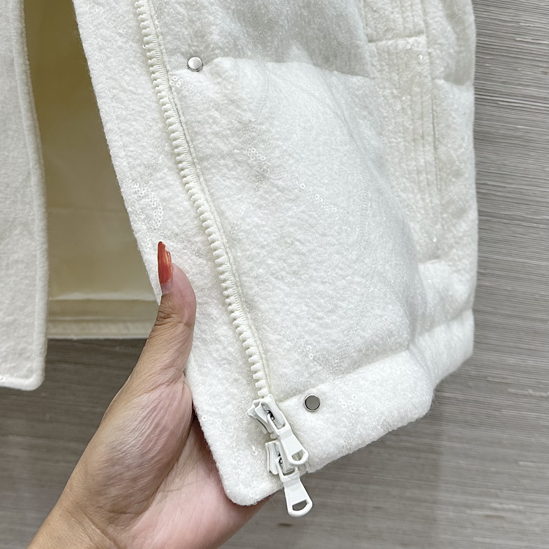 “High-Quality Velvet Vest with Diamond Yarn Embroidery for Fall/Winter 25 Collection” - 图片 7