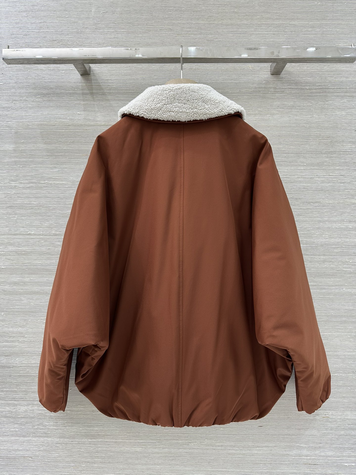 High-End Lamb’s Hair Cocoon Coat: Quality Single-Size Fall/Winter Outfit with Dust Bag – P2448 BC25 New Collection - 图片 8