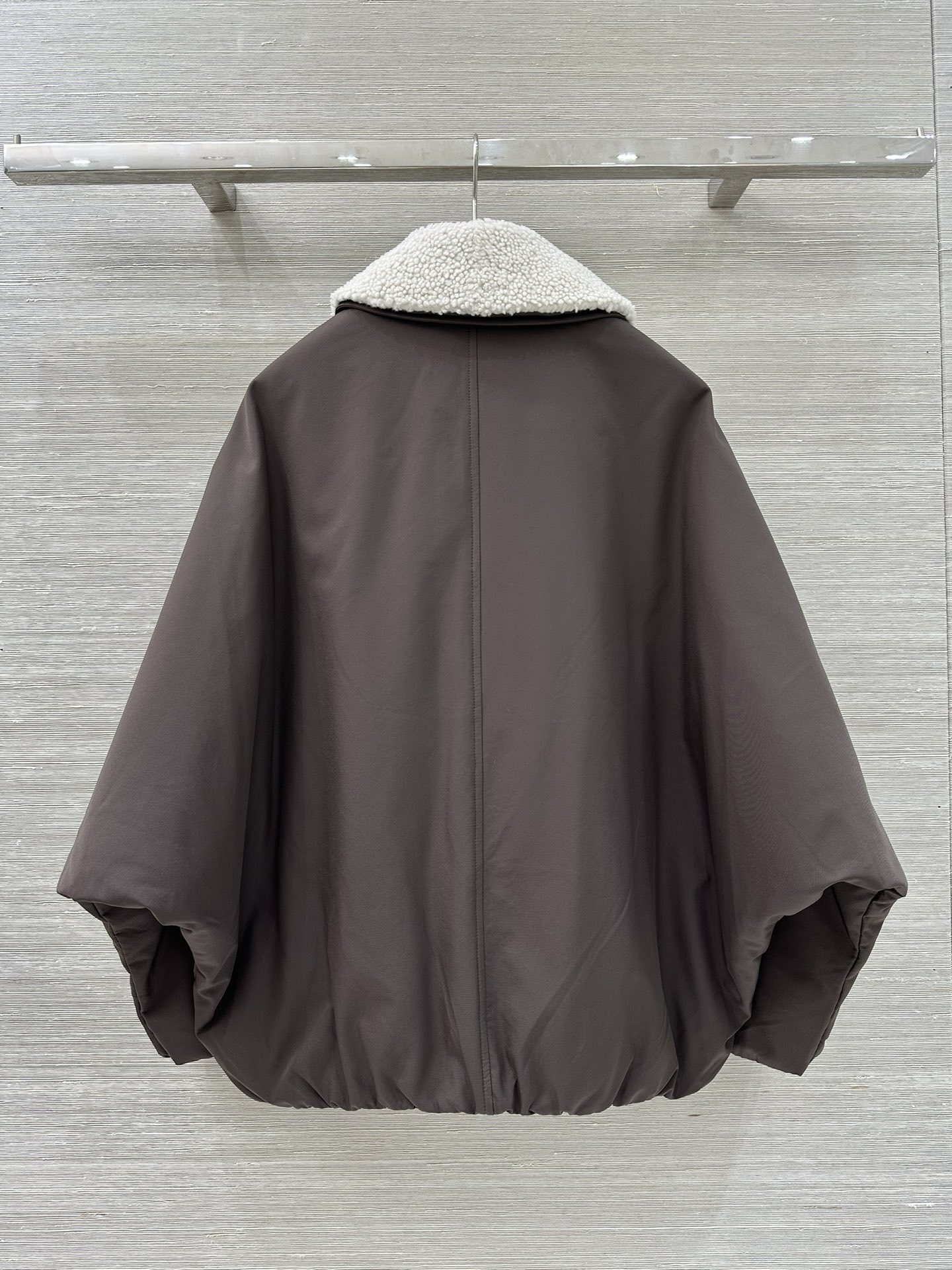 Luxurious Lamb’s Hairy Cocoon Coat: Winter Feather Style with High-End Quality and Elegant Design - 图片 8