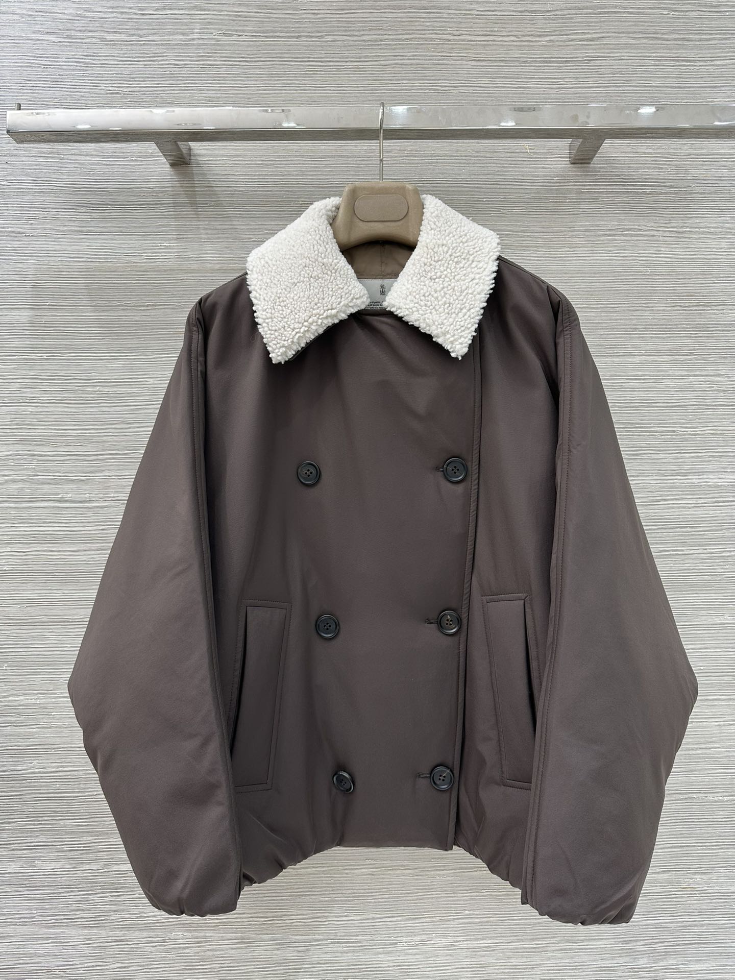 Luxurious Lamb’s Hairy Cocoon Coat: Winter Feather Style with High-End Quality and Elegant Design - 图片 1