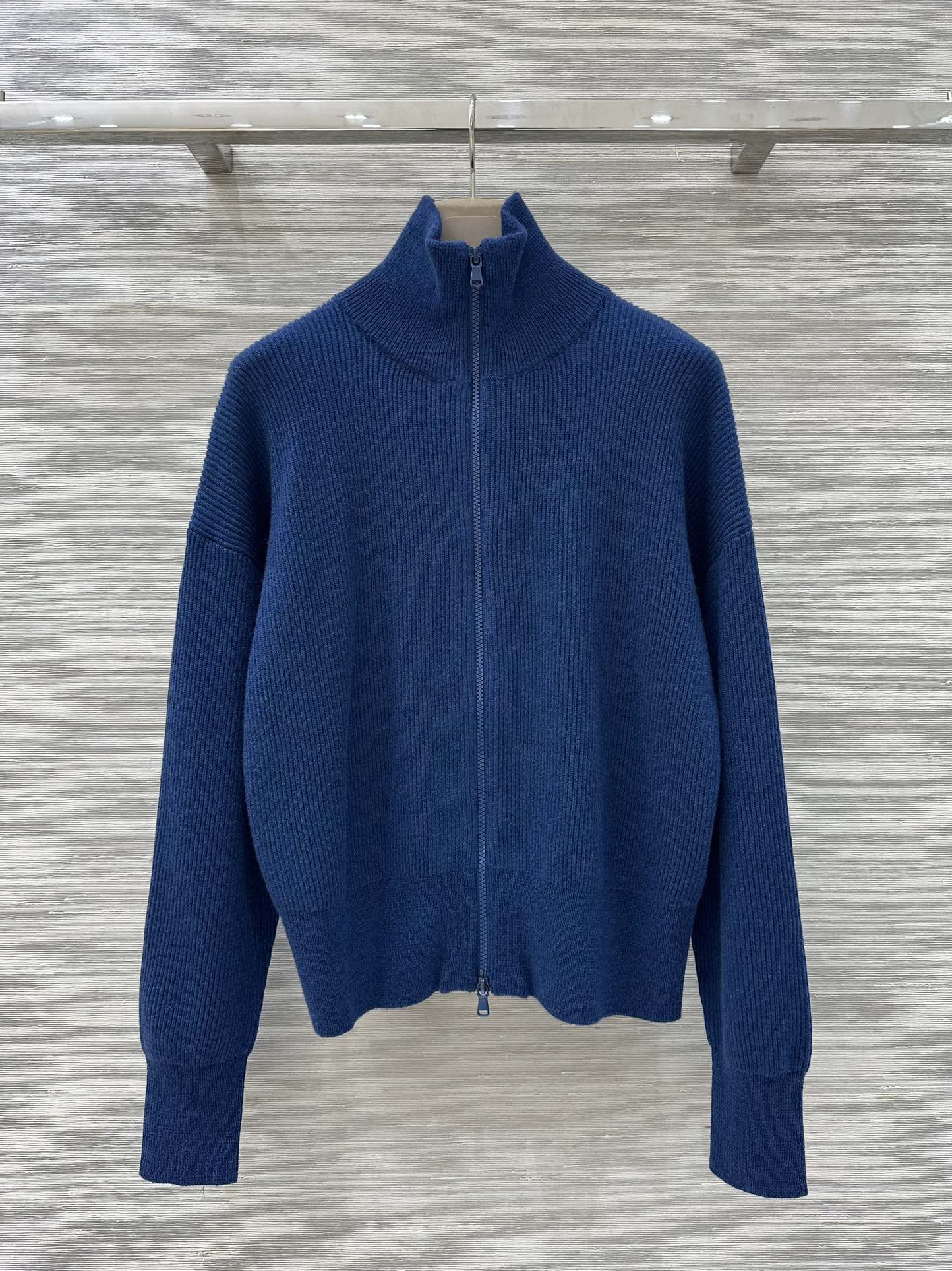 Veste zippée en cachemire et fil d'argent, luxe discret et élégance italienne