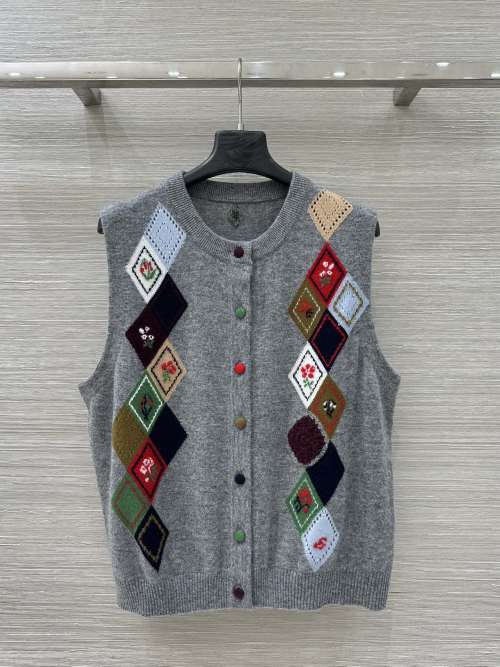 Elegant Women's Knitted Cashmere Vest with Diamond Pattern and Button Closure 1 Elegant Women's Knitted Cashmere Vest with Diamond Pattern and Button Closure