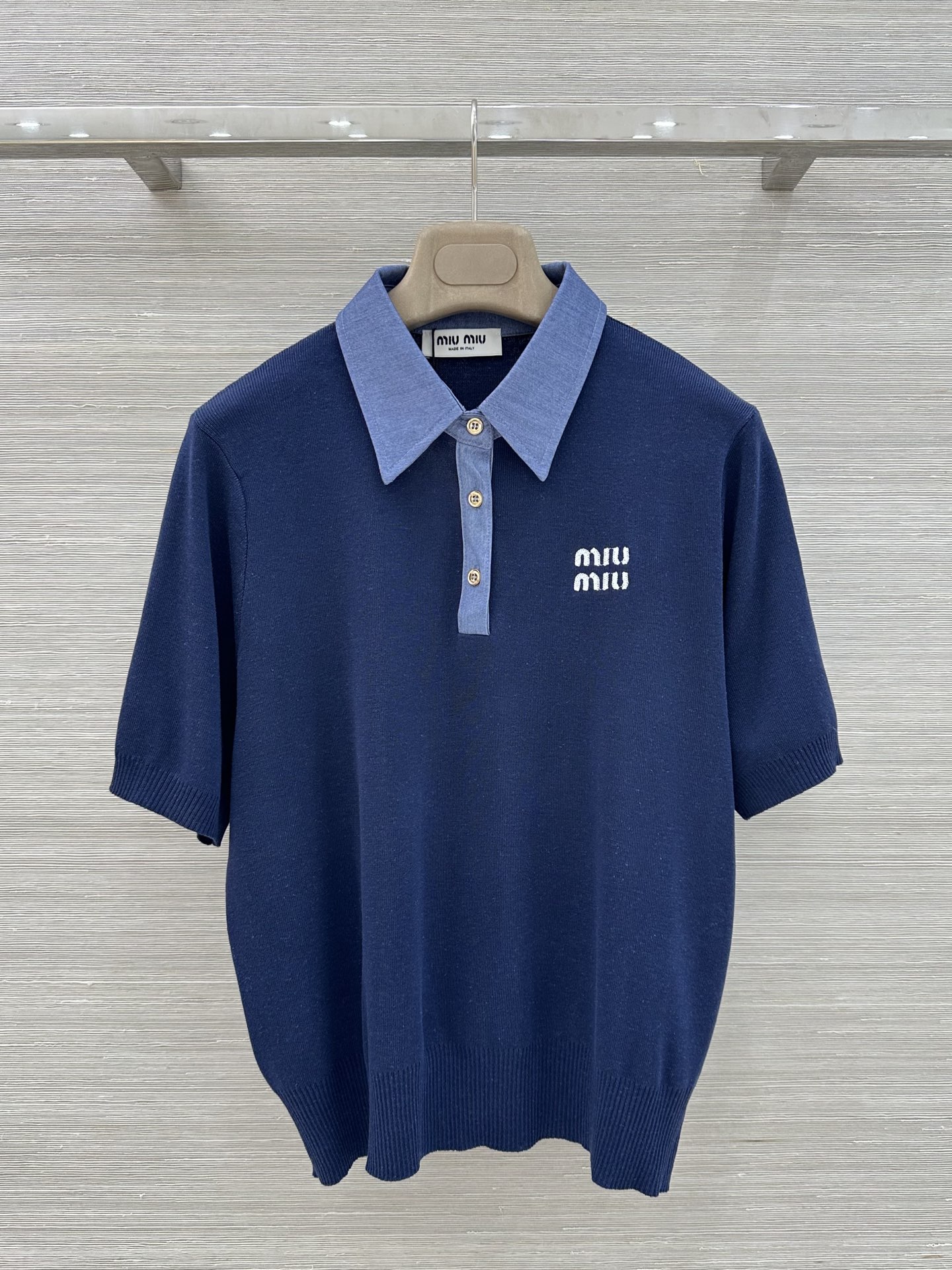 미우미우 여성 2026SS 자수 패치워크 오버핏 슬림핏 카라 반팔 티셔츠 레플리카 45108 Miu Miu Women T Shirt