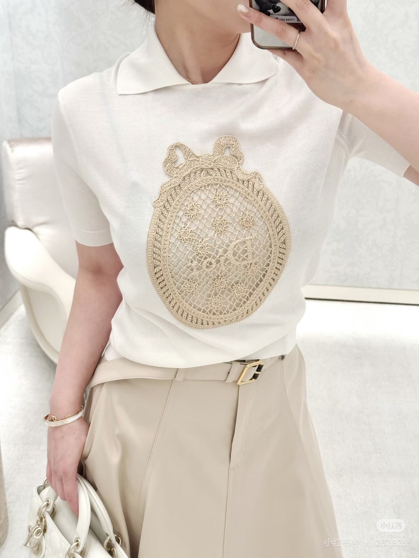 NO:911824,Miss D's holiday style outfit, new product for spring and summer 26, garden world series temperament knitted short-sleeved top, positioned with French three-dimensional embroidery technology. Imported pure cotton yarn and Swiss weaving technology create a low-key luxury sense of high-end!  The classic version is not flattering and looks great on the upper body!  Heavy industry is luxurious, mysterious and noble!  The temperament is casual and elegant. Classic and not flattering, the upper body is super slim, SML,, T-shirt,19860909Miss D度假风穿搭,26春夏新品,花园世界系列气质针织短袖上衣,定位法式立体刺绣工艺.进口纯棉纱线瑞士机织工艺打造低调奢华的高级感！经典版型不挑人上身绝美！重工奢华神秘又高贵！气质随性优雅.经典不挑人上身超显瘦,SML,,T-shirt,,Women's clothing