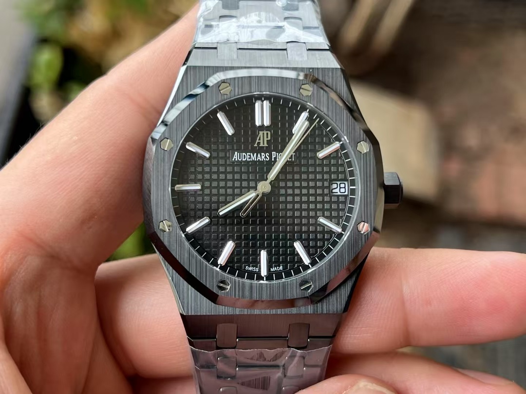 NO:387685,AS's new Audemars Piguet 15500 all-ceramic style has arrived. With the combination of ceramic material and the complex functions of cal.4302 all-in-one machine, it has become a model of craftsmanship and innovation. It not only continues the classic aesthetics of Royal Oak, but also breaks through the limitations of traditional materials. It can be regarded as a benchmark for modern high-end watchmaking. 1. Advantages of ceramic material. High hardness and scratch resistance are made of precision ceramics (such as zirconia). The hardness is far beyond stainless steel. It is not easy to cause scratches in daily wear and maintains a long-term gloss. Lightweight and comfortable to wear. Compared with the comfortable wearing, the metal material is lighter, which reduces the burden on the wrist and is suitable for long-term wear. Anti-allergic and corrosion-resistant ceramics have stable chemical properties, which are not easy to cause skin sensitivity, and are resistant to sweat and corrosion. The unique texture surface has been polished or matte to present a deep luster or low-key texture. A total of three colors of black and white and rare blue are launched. 2.  Case and strap design Integrated structure AS case and strap seamlessly connect, continuing the Royal Oak iconic octagonal bezel and the 'Taisserie' plaid dial, and the ceramic material gives a modern feel. Complex craft AS uses ceramic sintering and molding with extremely high difficulty, requiring precise control of temperature and pressure, low yield, highlighting technical strength. Detailed treatment The strap links are chamfered and polished, with soft edges, and fit the wrist; the case thickness is about 10.5 mm, taking into account complex craftsmanship and wear comfort. As is only for fine products, audemars19860909AS新品爱彼15500全陶瓷款式全新到货,凭借陶瓷材质与cal.4302一体机复杂功能的结合,成为工艺与创新的典范,既延续了皇家橡树的经典美学,又突破传统材质限制,堪称现代高级制表的标杆之作 1. 陶瓷材质的优势 高硬度与抗刮耐磨采用精密陶瓷（如氧化锆）制成,硬度远超不锈钢,日常佩戴不易产生划痕,保持长久光泽. 轻量化与佩戴舒适相比金属材质更轻盈,减轻腕部负担,适合长时间佩戴. 抗过敏与耐腐蚀陶瓷化学性质稳定,不易引起皮肤敏感,且抗汗水和腐蚀. 独特质感表面经精细抛光或哑光处理,呈现深邃光泽或低调质感,一共推出三款配色黑色白色和稀有的蓝色 2. 表壳与表带设计 一体式结构AS表壳与表带无缝衔接,延续皇家橡树标志性八角形表圈和“Taisserie”格纹表盘,陶瓷材质赋予现代感. 复杂工艺AS采用陶瓷烧结成型难度极高,需精准控制温度与压力,成品率低,凸显技术实力. 细节处理表带链节经倒角抛光,边缘柔和,佩戴贴合手腕；表壳厚度约10.5毫米,兼顾复杂工艺与佩戴舒适性. As出品只为精品,,audemars,Watch