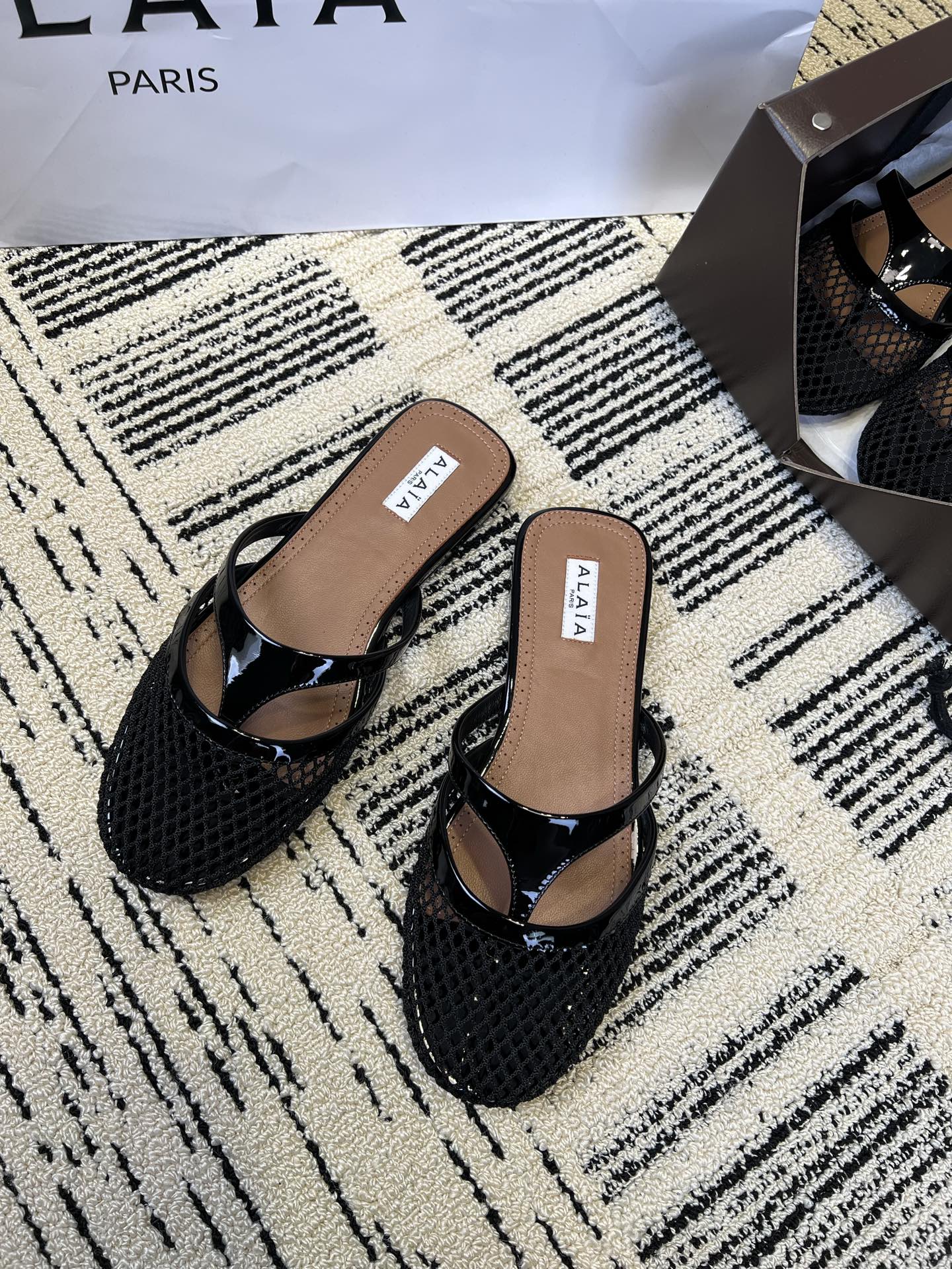 NO:421421,The top version of Alaia Alaia Mary Zhen fishing net foot slippers. The most popular niche brand on the outer net has been in China. It has been recommended by many celebrity bloggers. Diamond shoes and fishing net shoes are unique. Comfortable and versatile. The new slippers released this year are also unique. Uppers are cow patent leather, custom-made full-grain sheepskin, outsole genuine leather soles. Size 35-41 40 41 Customized without return or replacement. Aircraft box, semi-tork, alaia, mary jane, slippers, sheepskin, Leather soles19860909顶级版本阿莱亚Alaia玛丽珍渔网夹脚拖鞋 外网最火的小众品牌已经到国内 被众多明星博主安利,钻鞋渔网鞋更是独树一帜 舒适百搭时髦 今年新出的拖鞋也是别具特色 鞋面牛漆皮 内里定制全粒面羊皮 大底真皮大底 Size 35-41 40 41定制不退不换. 飞机盒,半拖,alaia,mary jane,slippers,sheepskin,Leather soles,Women's Shoes