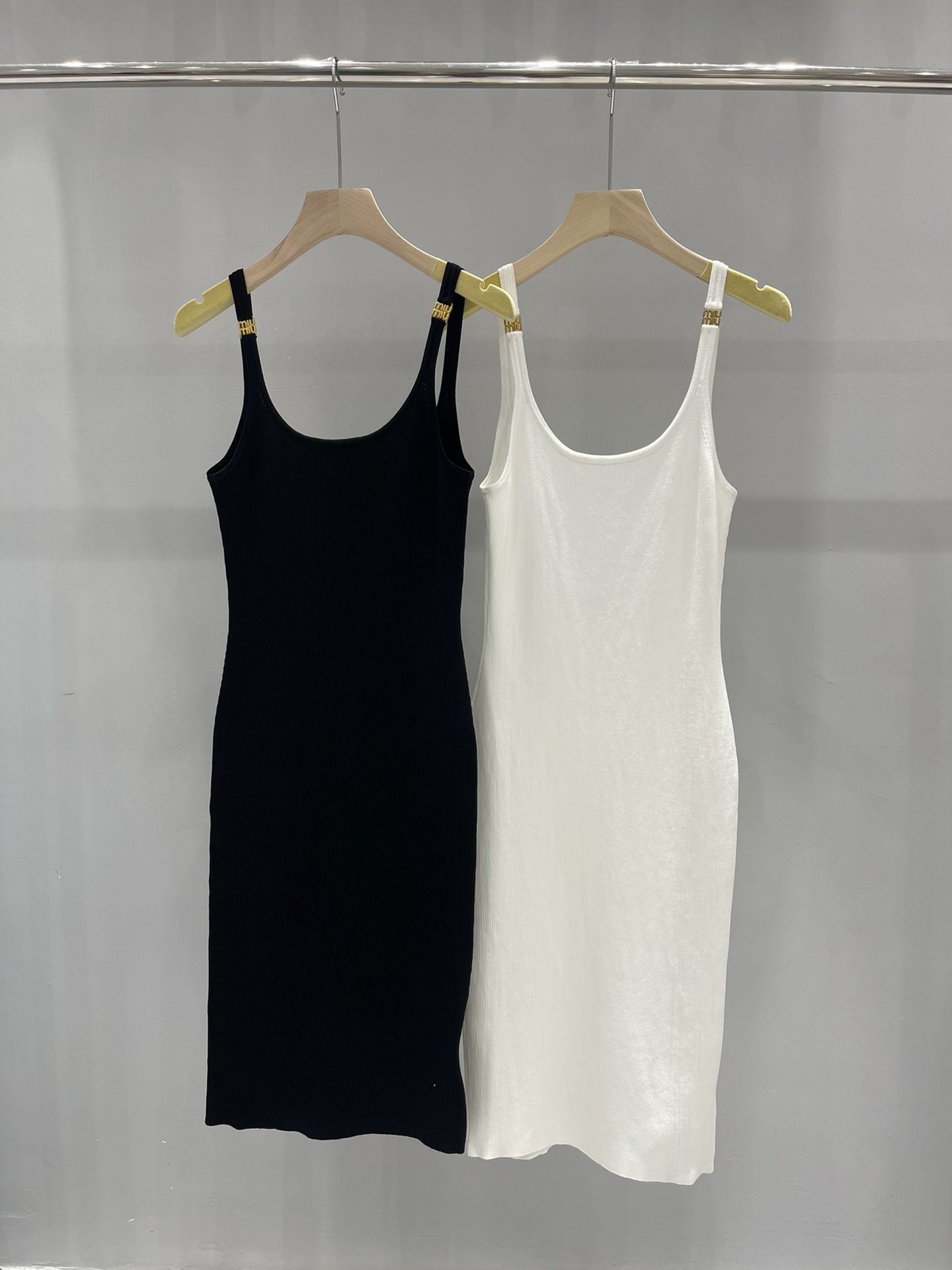 上新Miumiu 24春夏新款 U型露背性感针织连衣裙码数：SML黑，白色