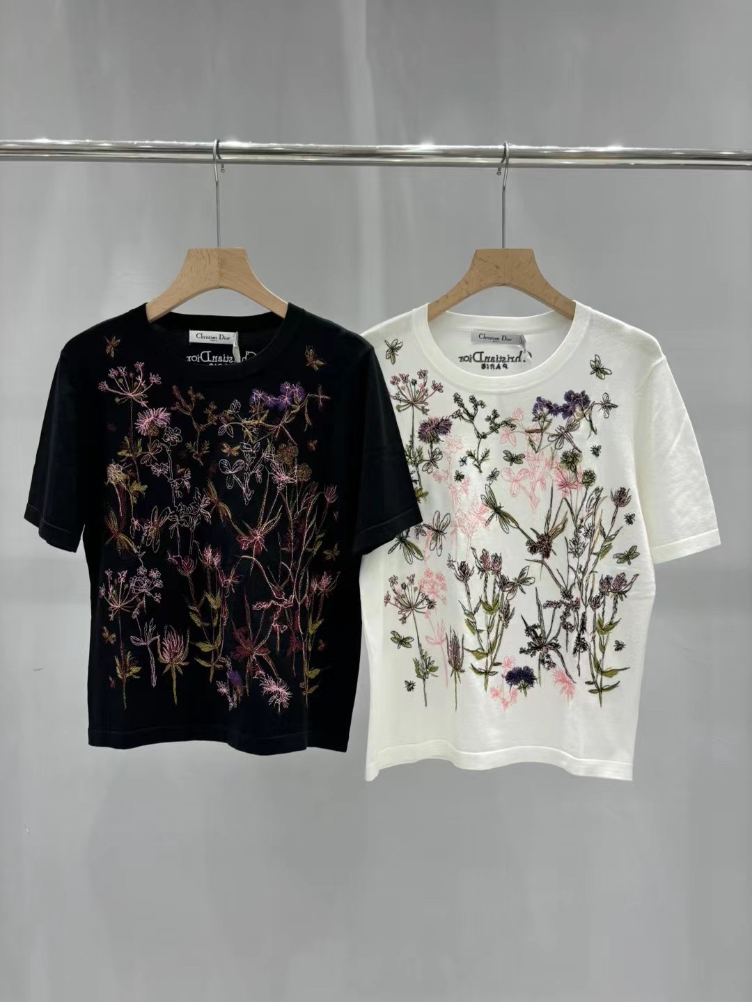 上新????????\nDi*r 24夏季新款 刺绣花朵图案针织短袖上衣\n码数：36、38、40
