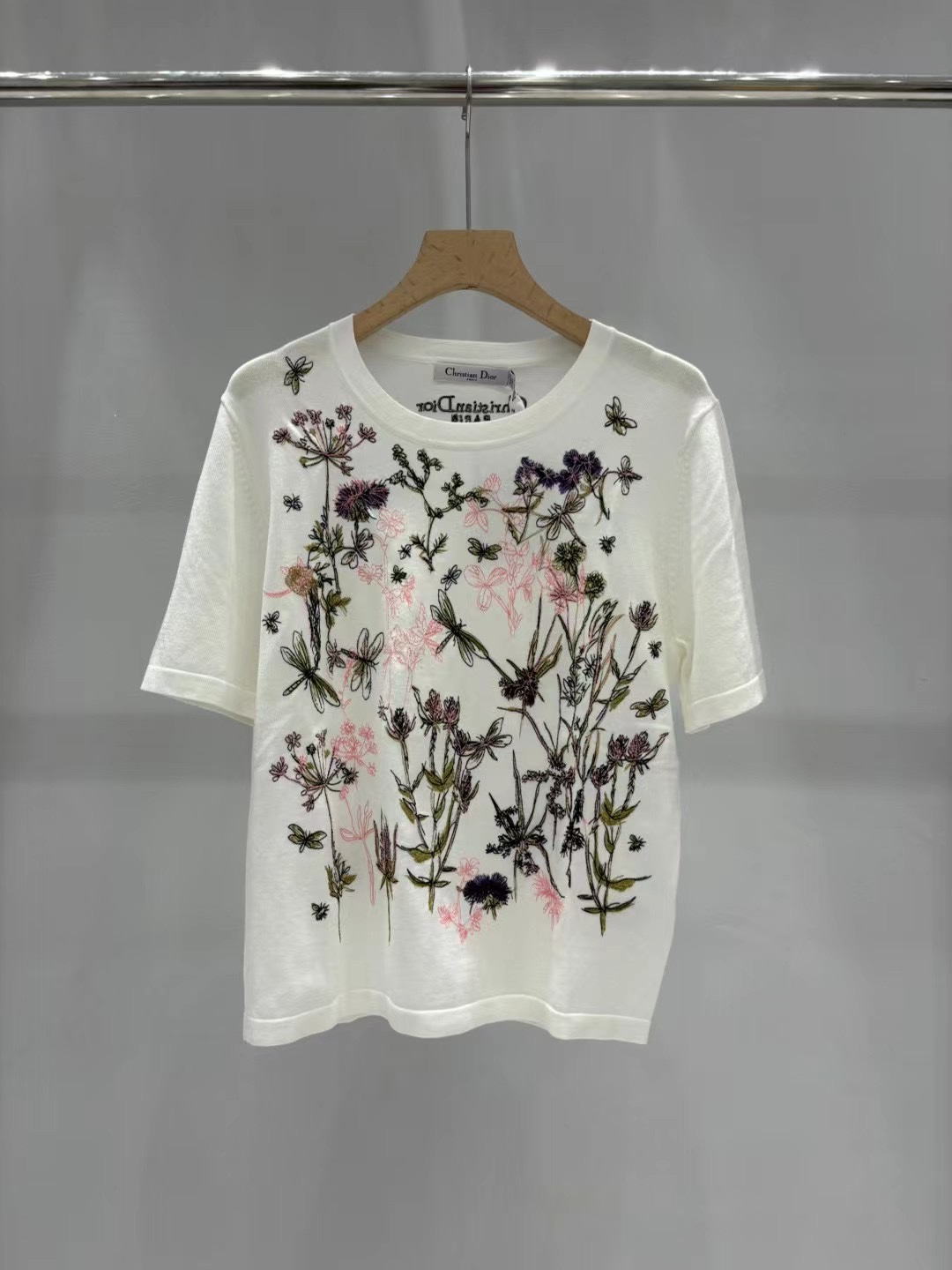 上新????????\nDi*r 24夏季新款 刺绣花朵图案针织短袖上衣\n码数：36、38、40