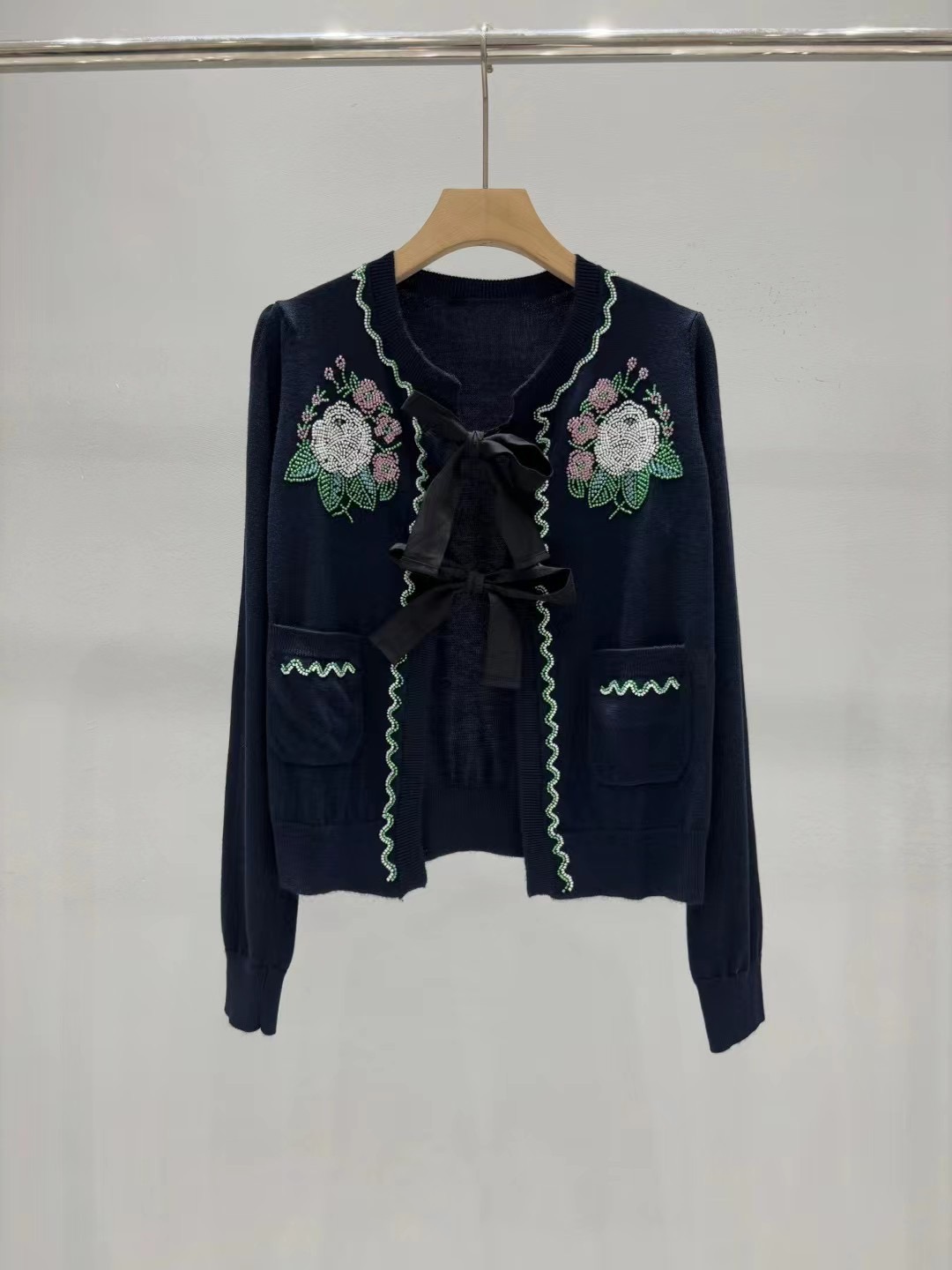 NO:437931,Valentin 25 early autumn new style embroidered pattern knitted cardigan jacket one color SML, valentino, jackets & coats, alexander wang19860909Valentin 25早秋新款 刺绣图案针织开衫外套 一色SML,,valentino,jackets & coats,alexander wang,Women's clothing