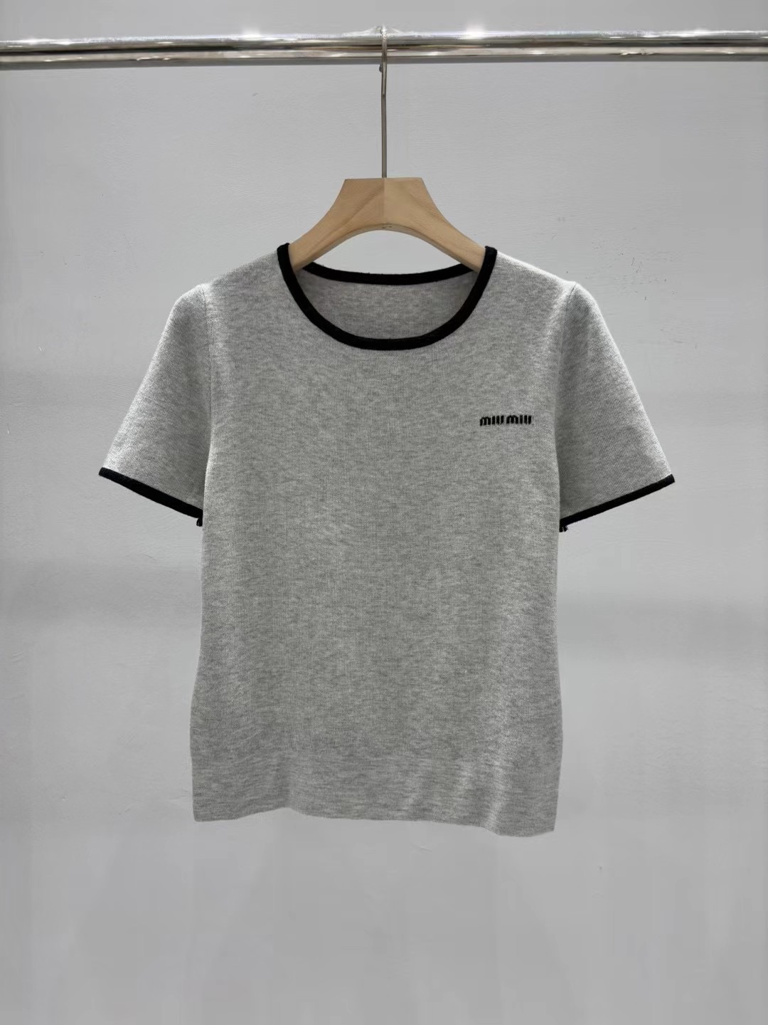 NO:437945,MiuMiu 2025 summer new style gray black round neck knitted short-sleeved top one color SML, miumiu, T-shirt, alexander wang19860909MiuMiu 2025 夏季新款 灰色拼黑色圆领针织短袖上衣 一色SML,,miumiu,T-shirt,alexander wang,Women's clothing
