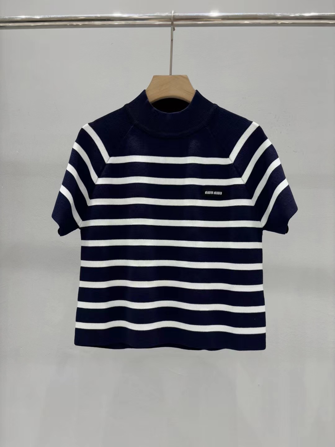 NO:437953,MiuMiu 2025 early autumn new style striped knitted short-sleeved top One color SML, miumiu, T-shirt, alexander wang19860909MiuMiu 2025 早秋新款 条纹针织短袖上衣 一色SML,,miumiu,T-shirt,alexander wang,Women's clothing