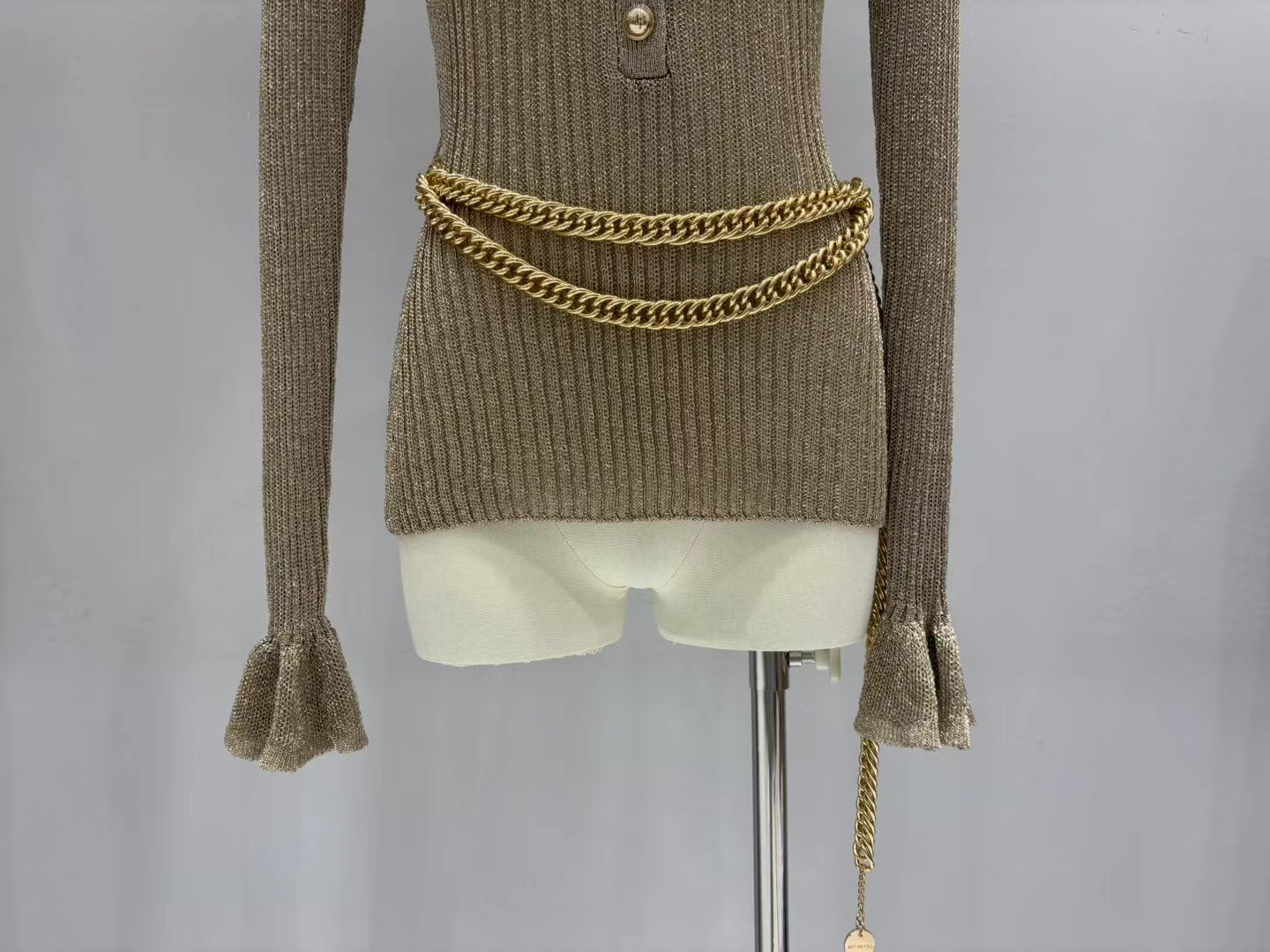 上新🆕🆕《1:1品质》self-Portrait 2025秋冬新款金色复古亨利领 针织上衣码数：SML