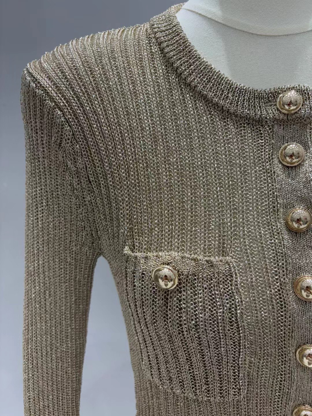 上新🆕🆕《1:1品质》self-Portrait 2025秋冬新款金色复古亨利领 针织上衣码数：SML