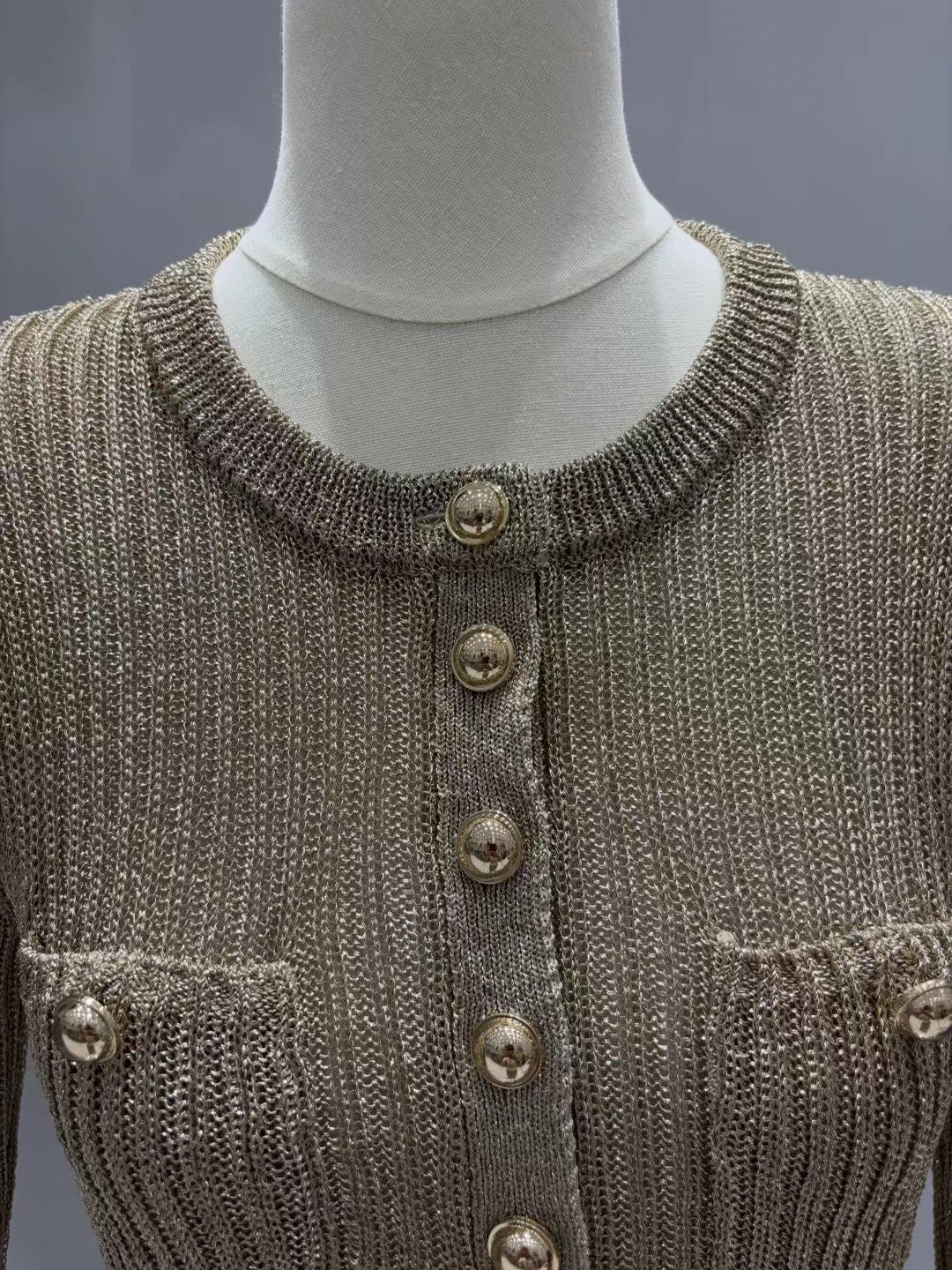 上新🆕🆕《1:1品质》self-Portrait 2025秋冬新款金色复古亨利领 针织上衣码数：SML