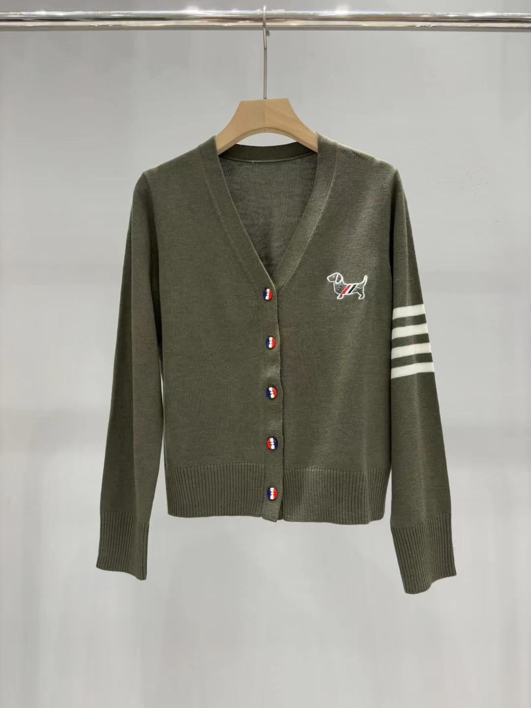 上新🆕🆕Thom Browne 25早秋新款 提花小狗针织V领开衫码数：SML