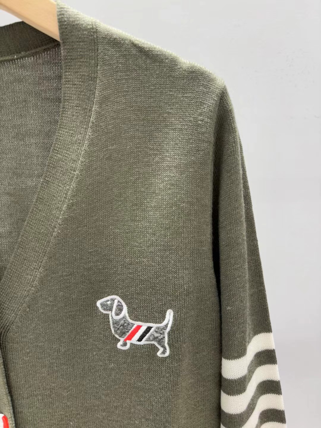 上新🆕🆕Thom Browne 25早秋新款 提花小狗针织V领开衫码数：SML